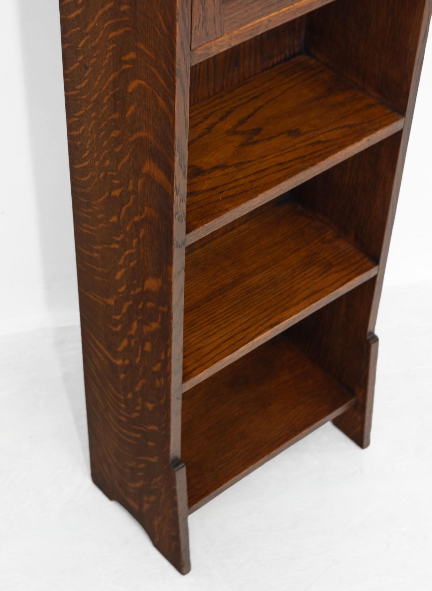 Liberty & Co Narrow Oak Open Bookcase With Leaded Glazed Cupboard Circa 1900 en venta 3