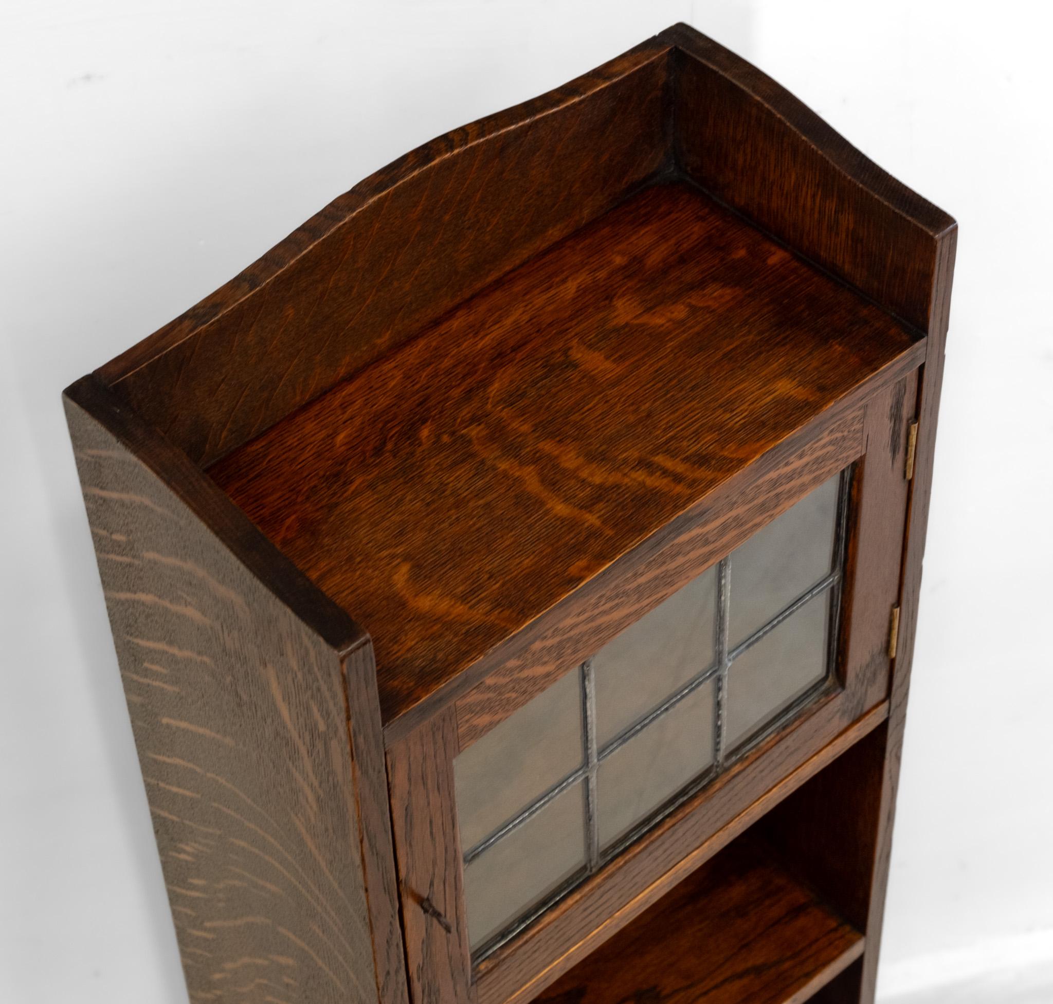 Liberty & Co Narrow Oak Open Bookcase With Leaded Glazed Cupboard Circa 1900 en venta 4