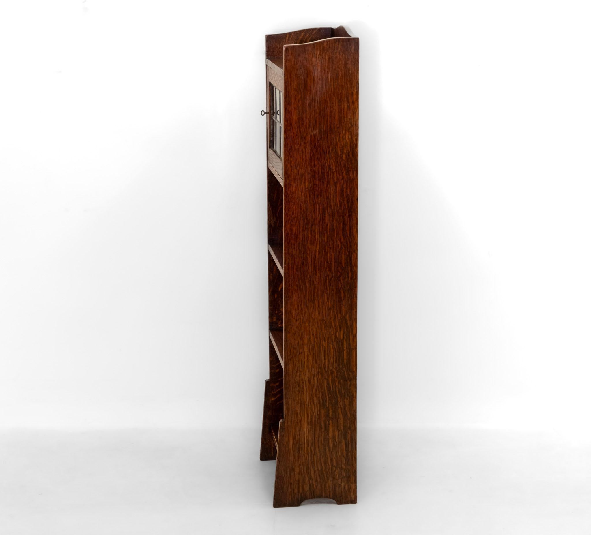Liberty & Co Narrow Oak Open Bookcase With Leaded Glazed Cupboard Circa 1900 en venta 6