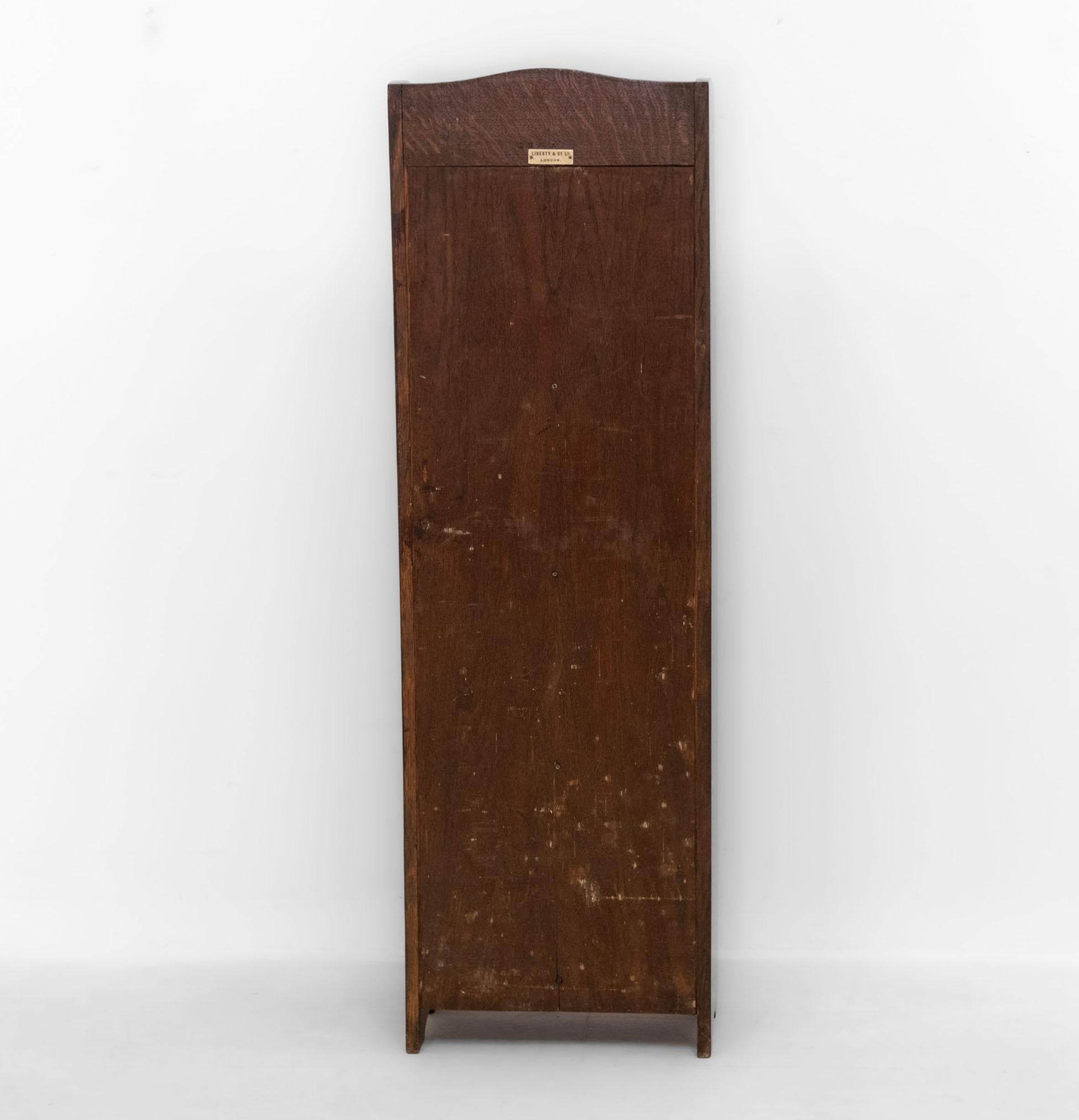 Liberty & Co Narrow Oak Open Bookcase With Leaded Glazed Cupboard Circa 1900 en venta 7