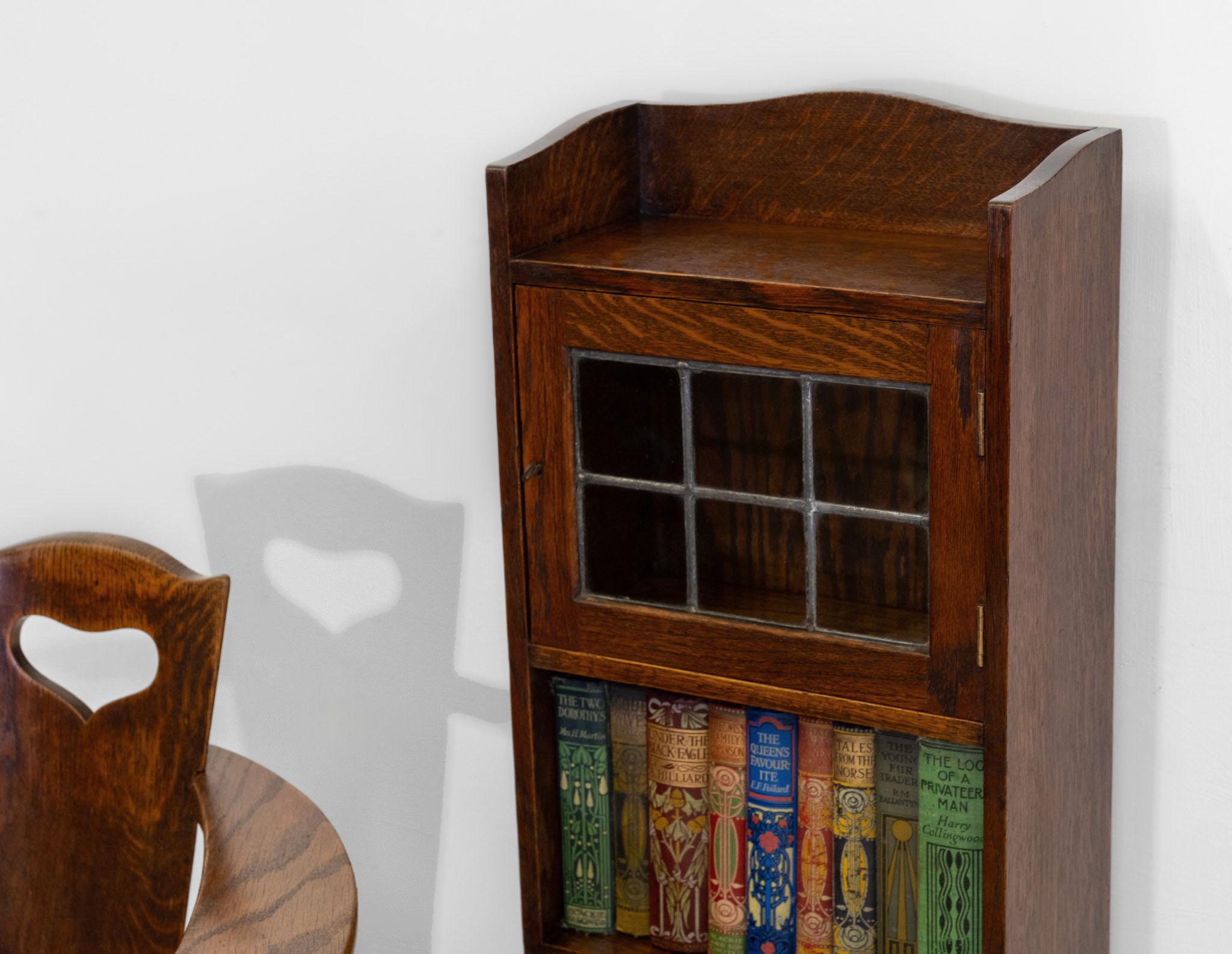 Liberty & Co Narrow Oak Open Bookcase With Leaded Glazed Cupboard Circa 1900 Artes y manualidades en venta