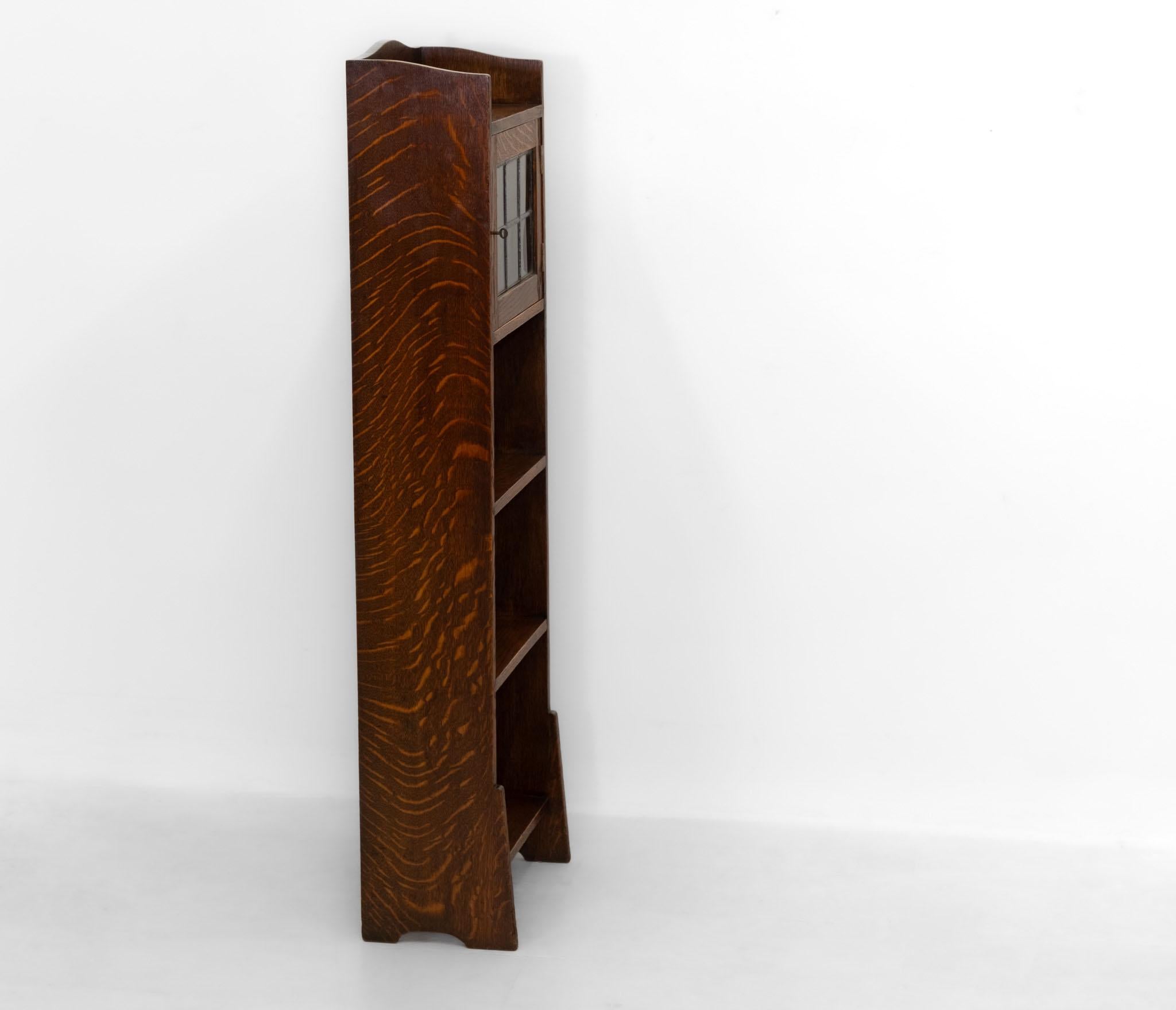 Liberty & Co Narrow Oak Open Bookcase With Leaded Glazed Cupboard Circa 1900 Británico en venta
