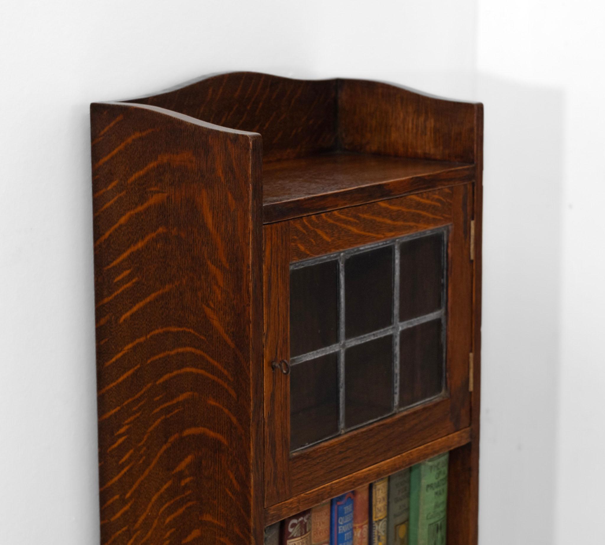 Liberty & Co Narrow Oak Open Bookcase With Leaded Glazed Cupboard Circa 1900 en Bueno estado para la venta en Norwich, GB