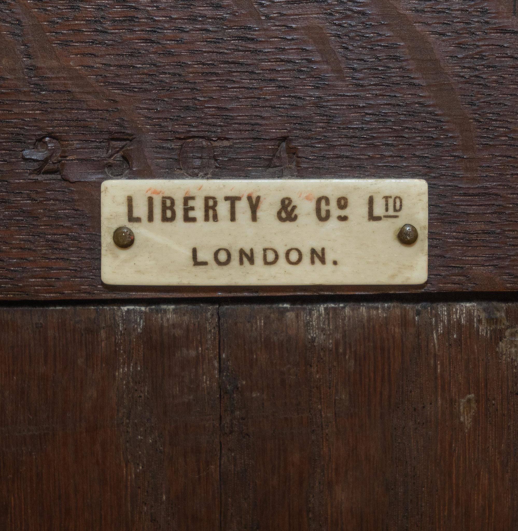 Liberty & Co Narrow Oak Open Bookcase With Leaded Glazed Cupboard Circa 1900 siglo XX en venta