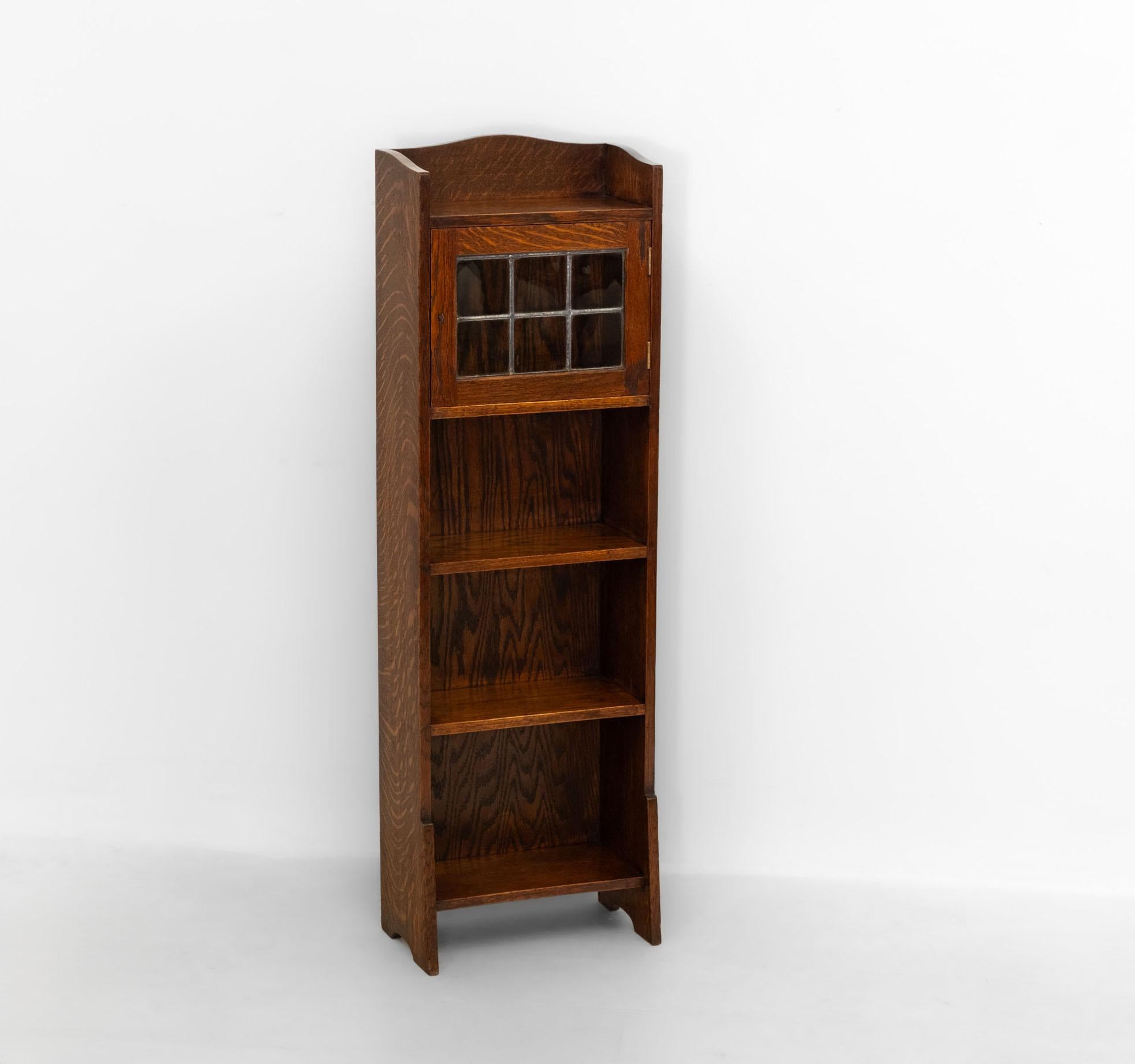 Liberty & Co Narrow Oak Open Bookcase With Leaded Glazed Cupboard Circa 1900 Vidrio en venta