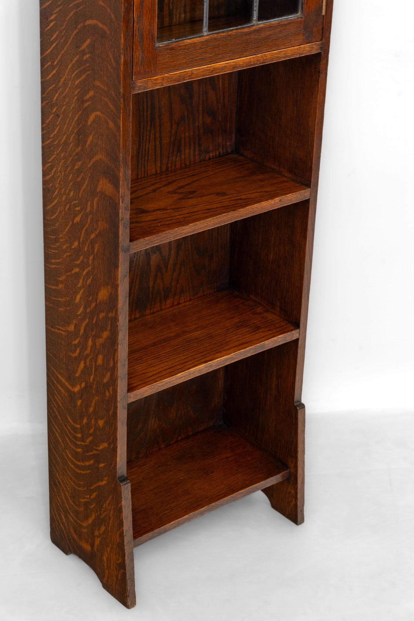 Liberty & Co Narrow Oak Open Bookcase With Leaded Glazed Cupboard Circa 1900 en venta 1