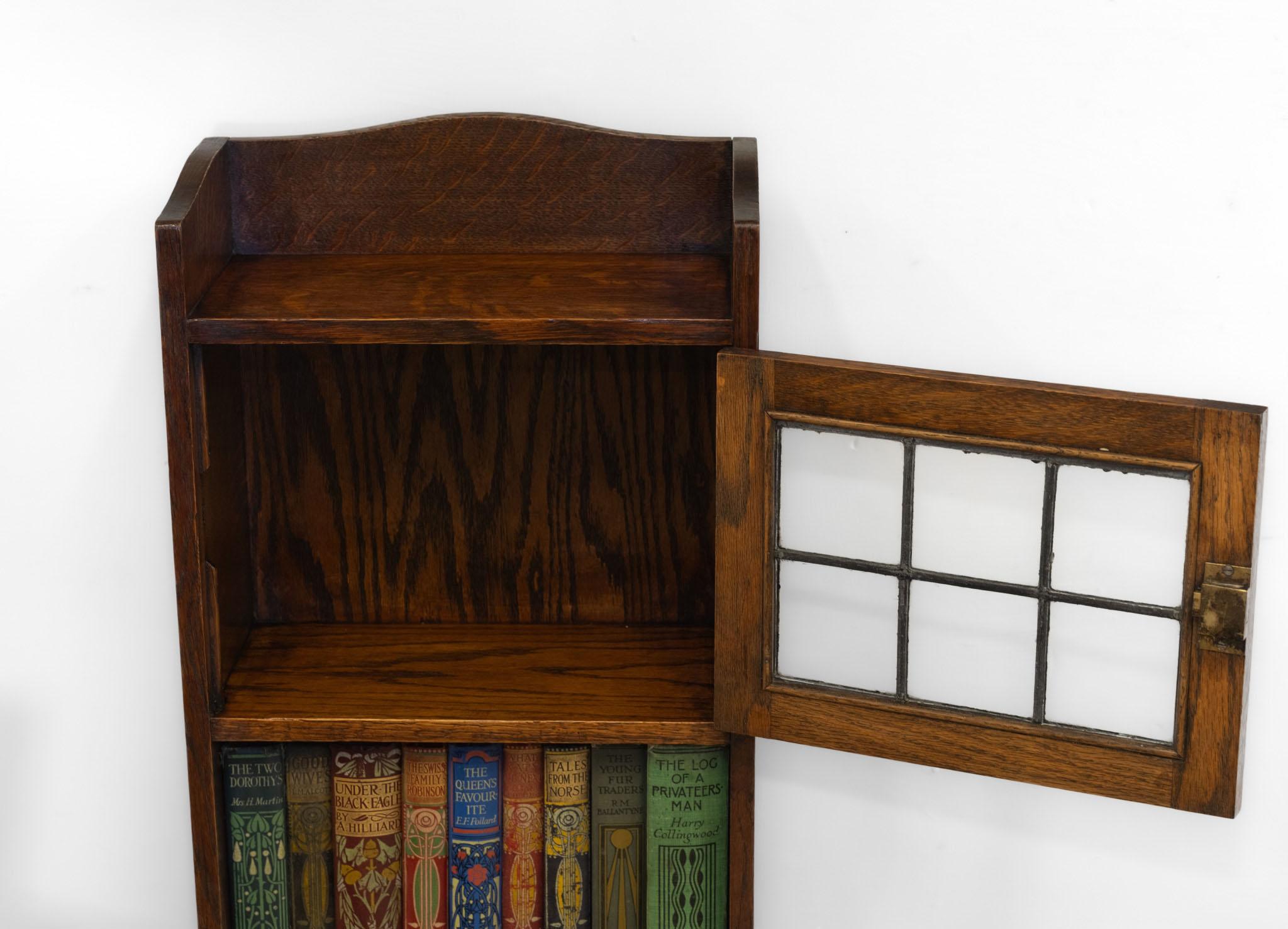 Liberty & Co Narrow Oak Open Bookcase With Leaded Glazed Cupboard Circa 1900 en venta 2