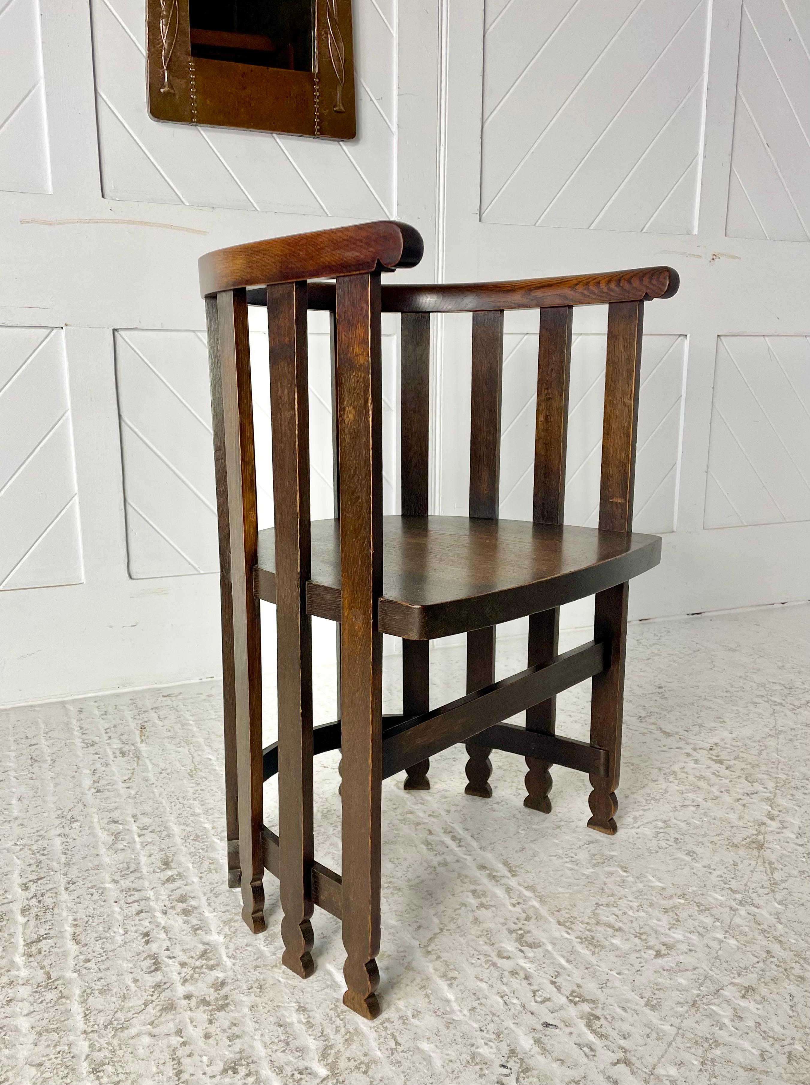 Arts and Crafts Liberty & Co Chaise à dossier en forme de tonneau en Oak en vente