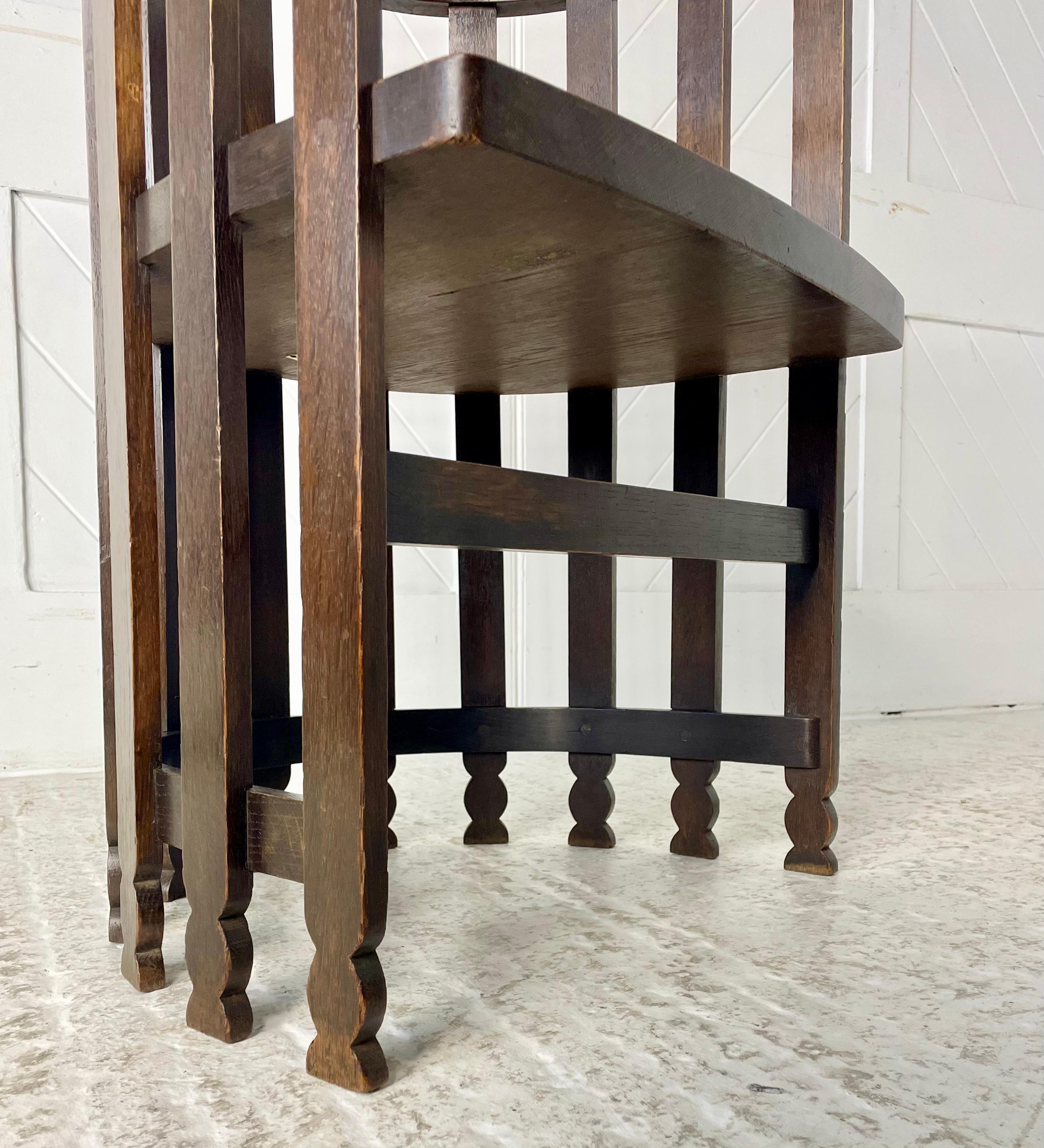 Anglais Liberty & Co Chaise à dossier en forme de tonneau en Oak en vente