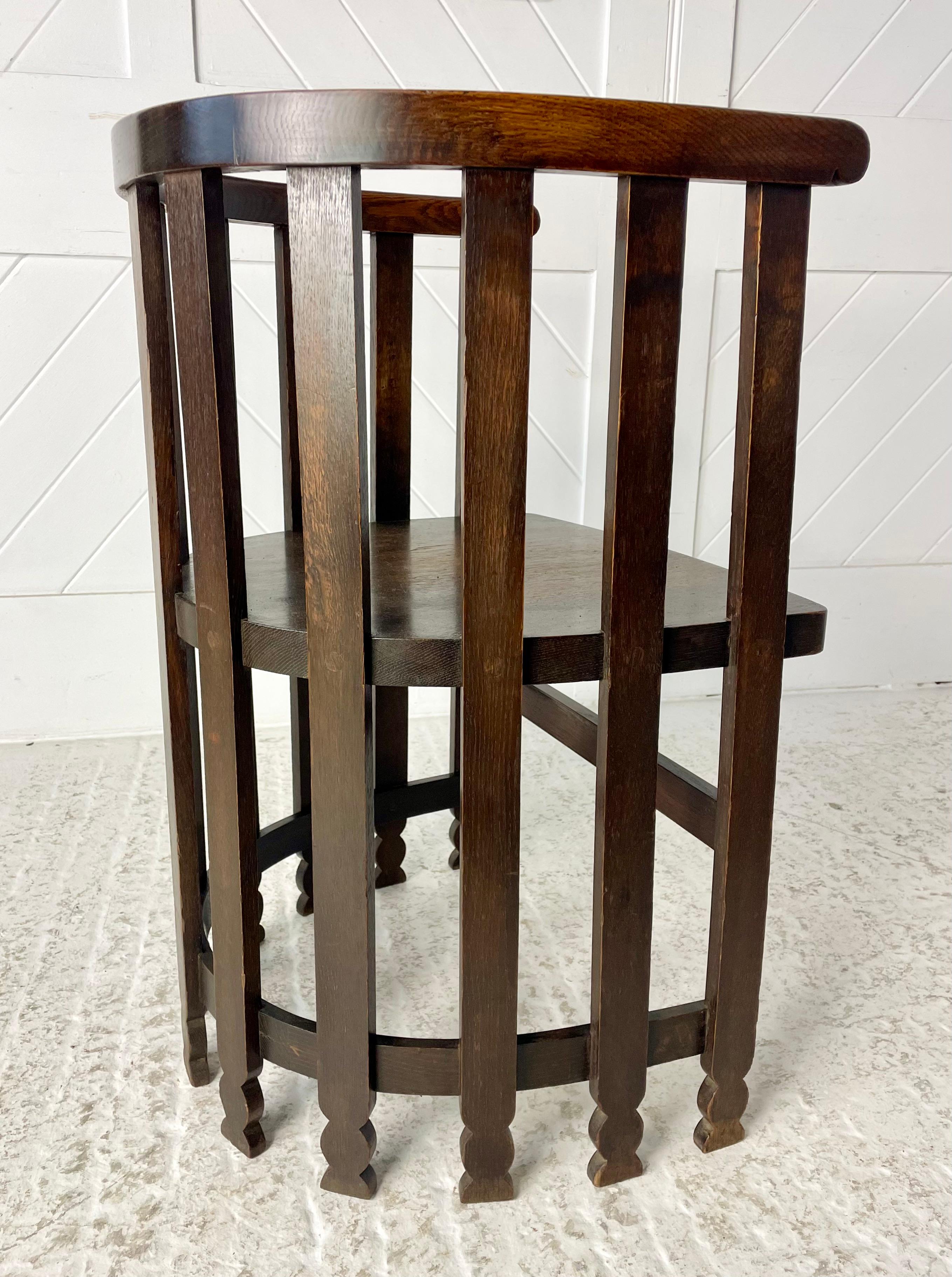 Début du 20ème siècle Liberty & Co Chaise à dossier en forme de tonneau en Oak en vente