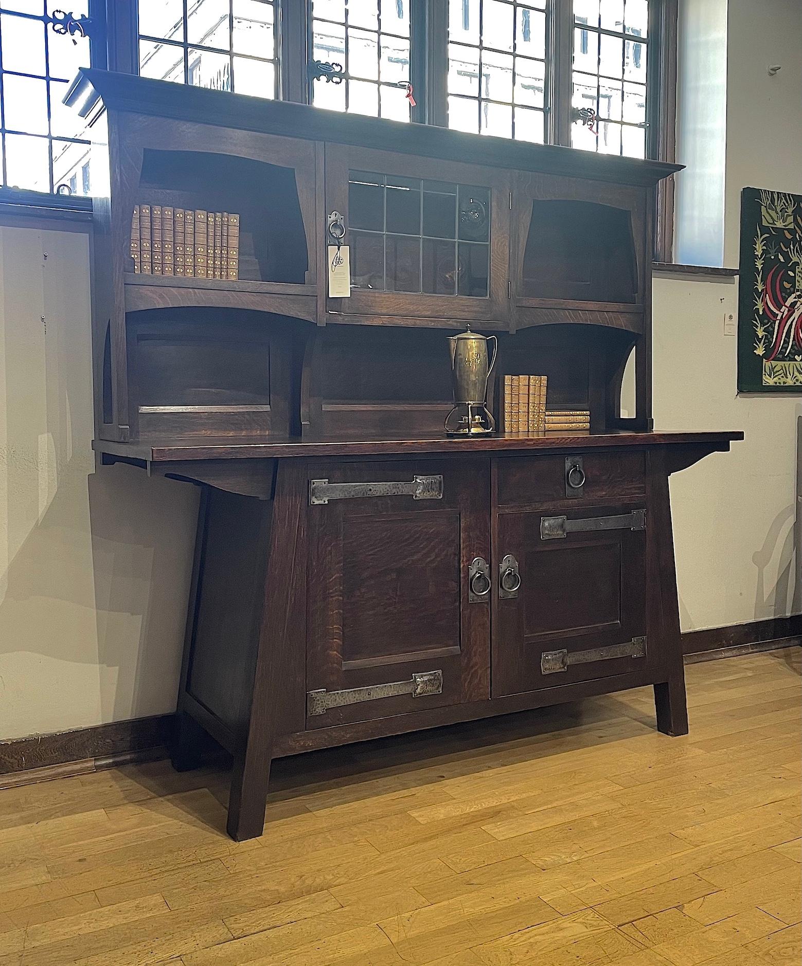 Arts and Crafts Comò Liberty & Co. in Oak in vendita