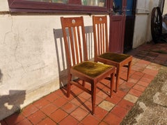 Liberty & Co., vier englische Arts and Crafts-Stühle aus Nussbaumholz mit Perlmutt-Intarsien