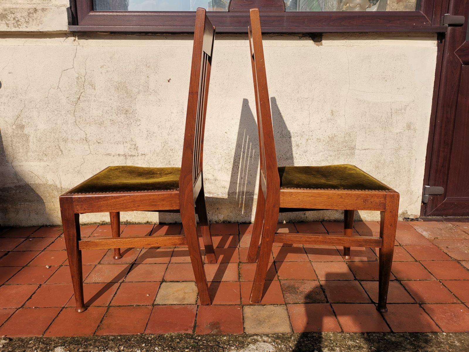 Liberty & Co., vier englische Arts and Crafts-Stühle aus Nussbaumholz mit Perlmutt-Intarsien (Englisch) im Angebot