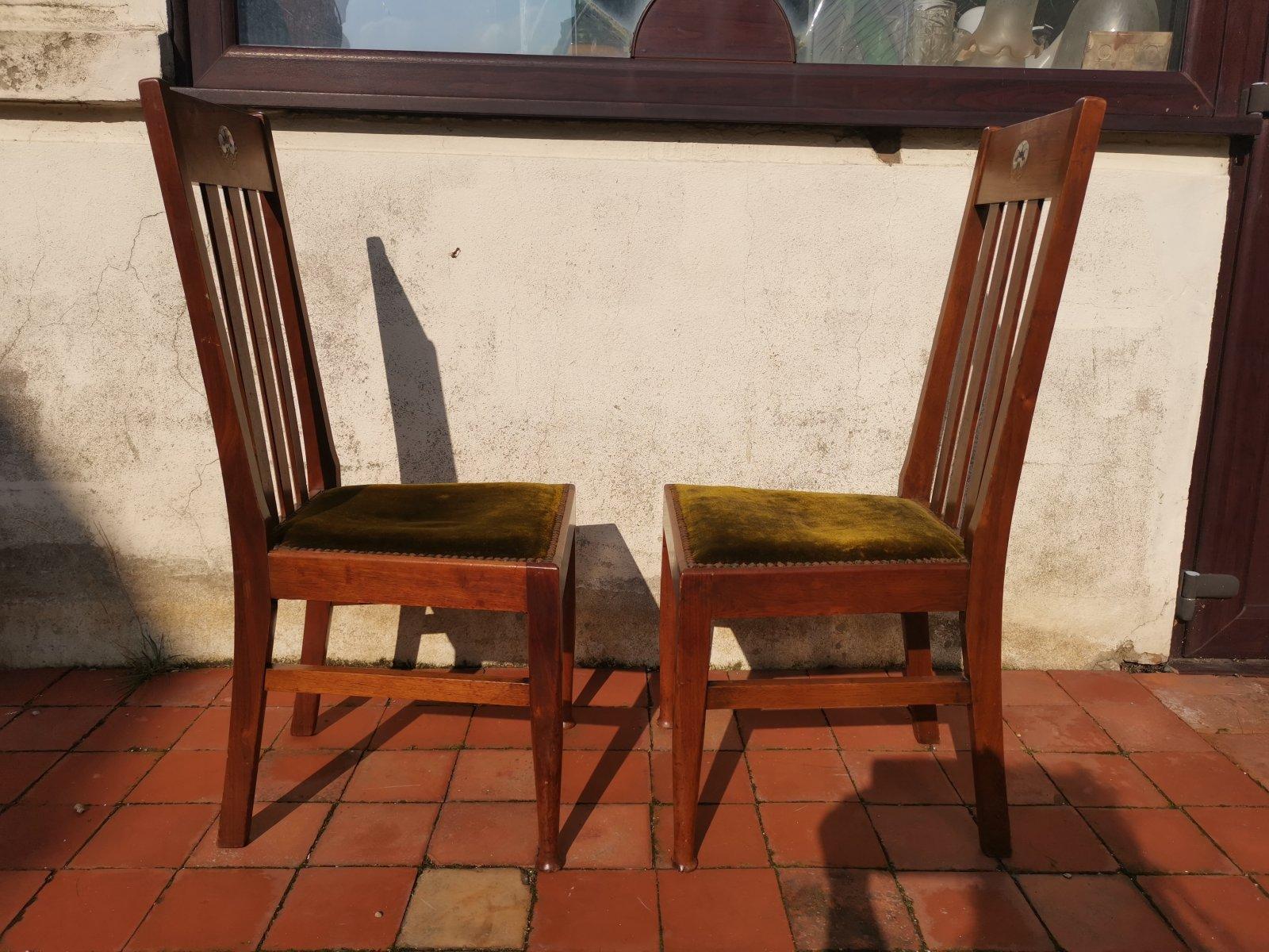 Liberty & Co., vier englische Arts and Crafts-Stühle aus Nussbaumholz mit Perlmutt-Intarsien (Handgefertigt) im Angebot