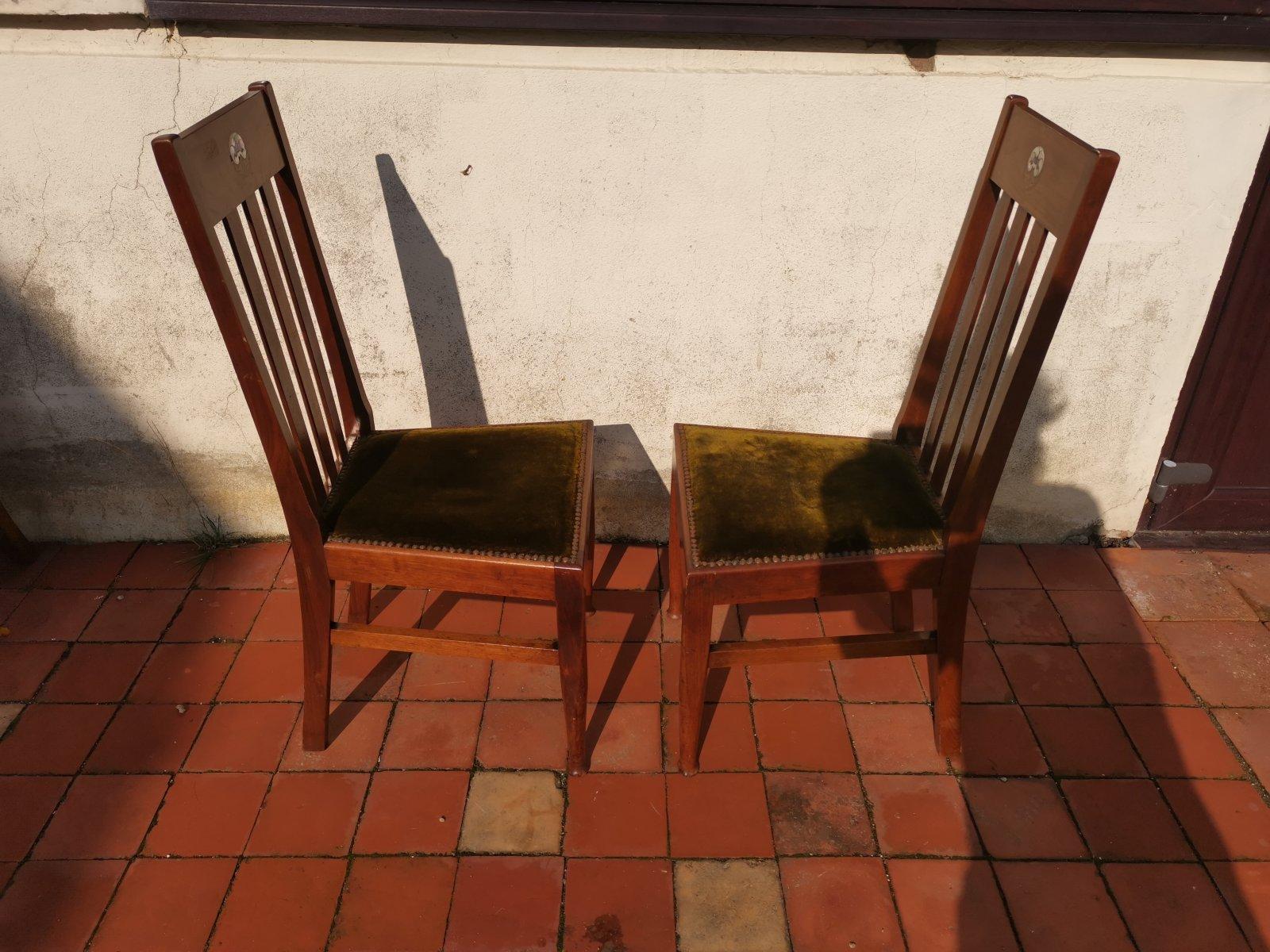 Liberty & Co., vier englische Arts and Crafts-Stühle aus Nussbaumholz mit Perlmutt-Intarsien im Zustand „Gut“ im Angebot in London, GB