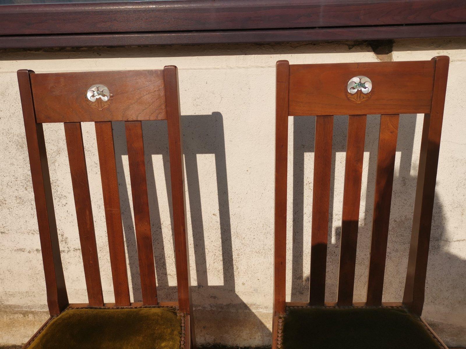 Liberty & Co., vier englische Arts and Crafts-Stühle aus Nussbaumholz mit Perlmutt-Intarsien (Frühes 20. Jahrhundert) im Angebot