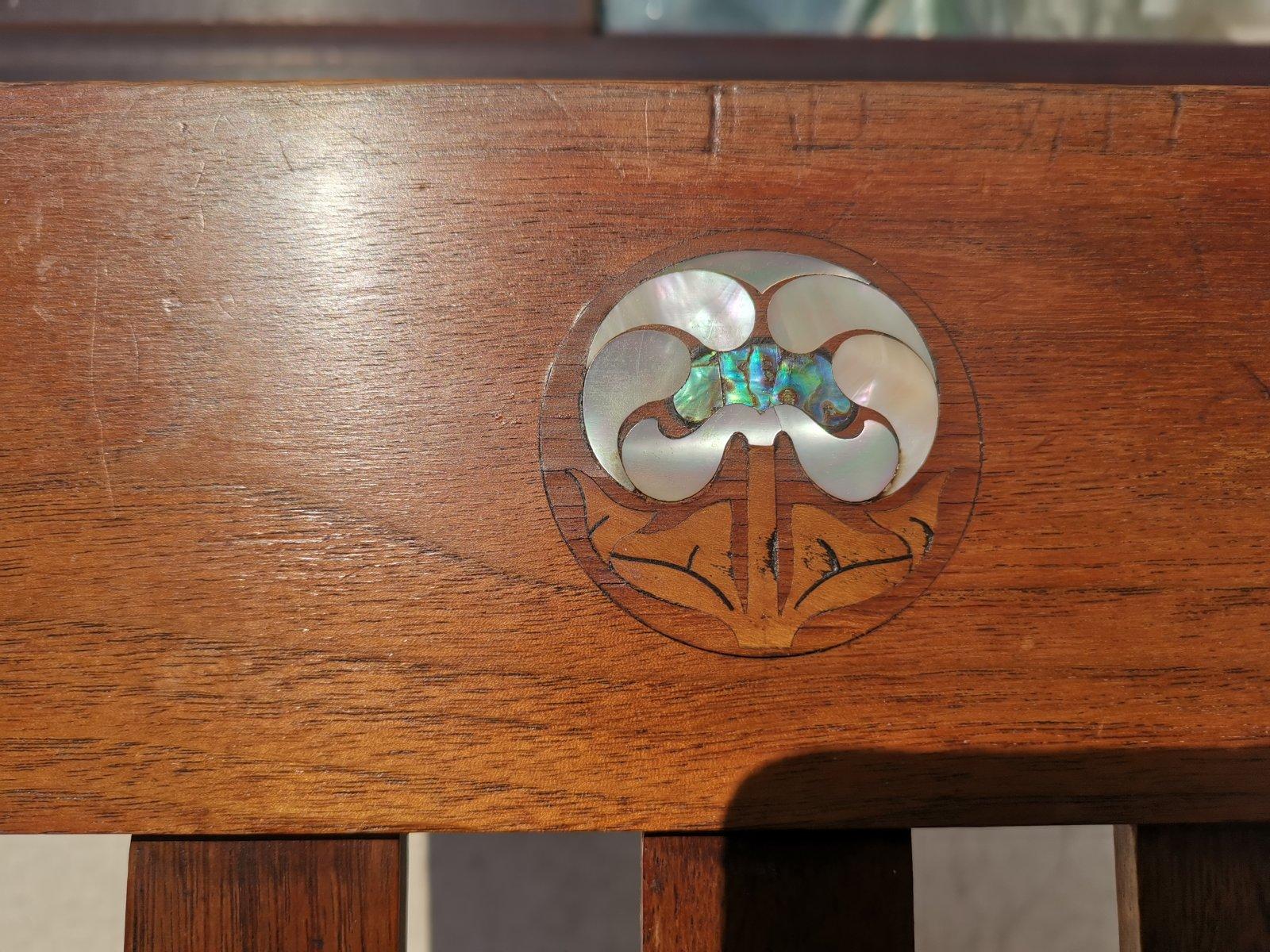 Liberty & Co., vier englische Arts and Crafts-Stühle aus Nussbaumholz mit Perlmutt-Intarsien im Angebot 1