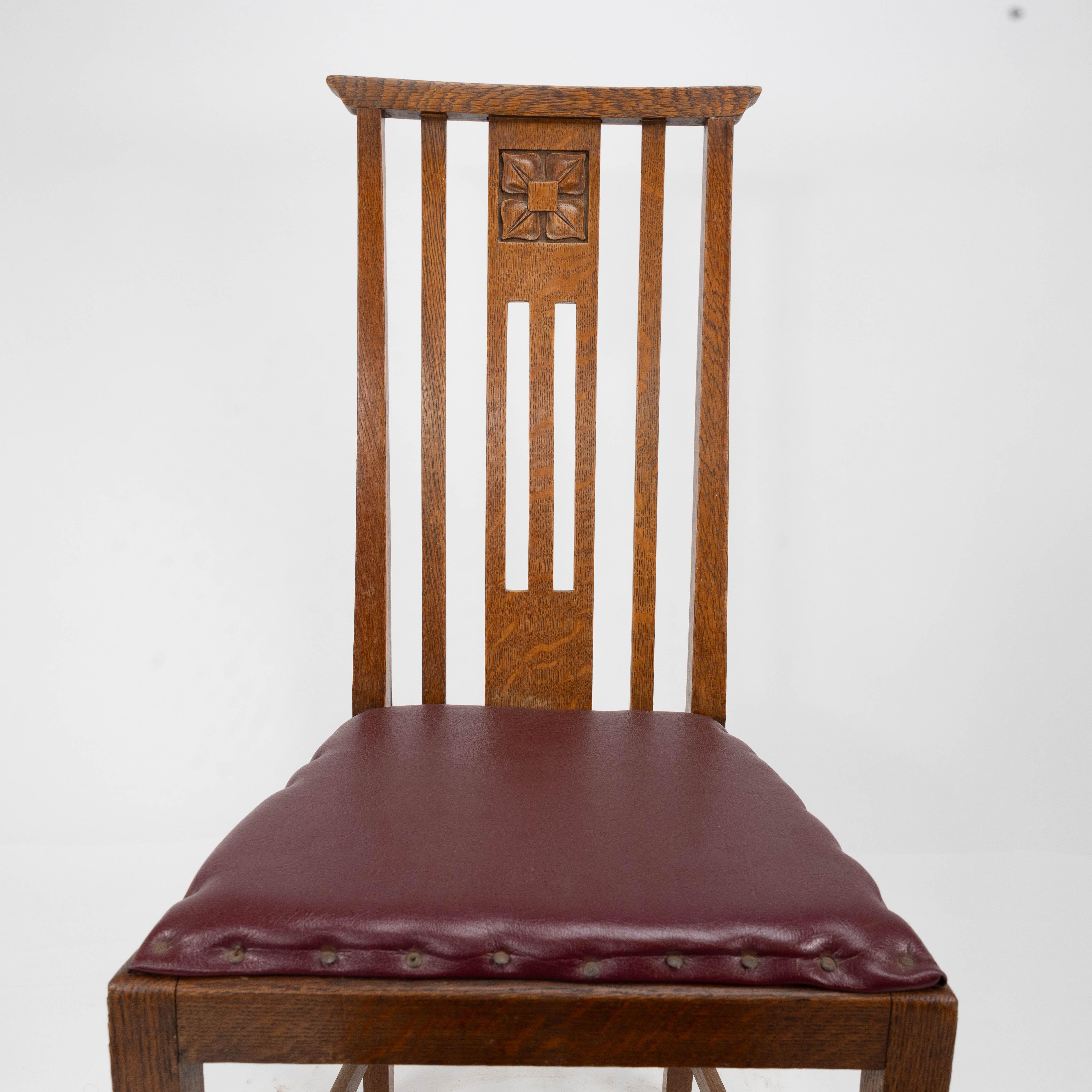 Liberty & Co Seis sillas de comedor Arts & Crafts de roble con talla floral estilizada 2
