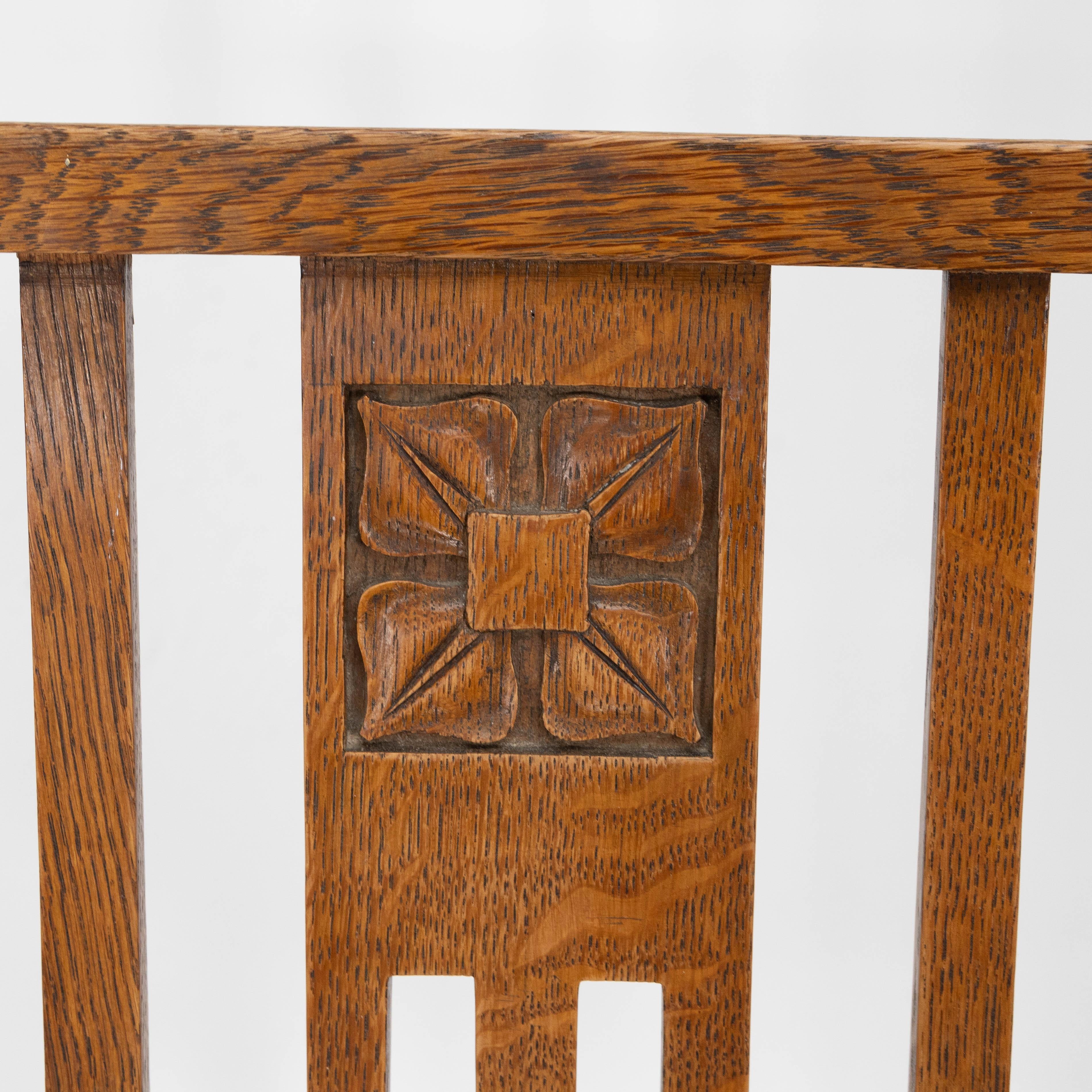 Liberty & Co Seis sillas de comedor Arts & Crafts de roble con talla floral estilizada Roble