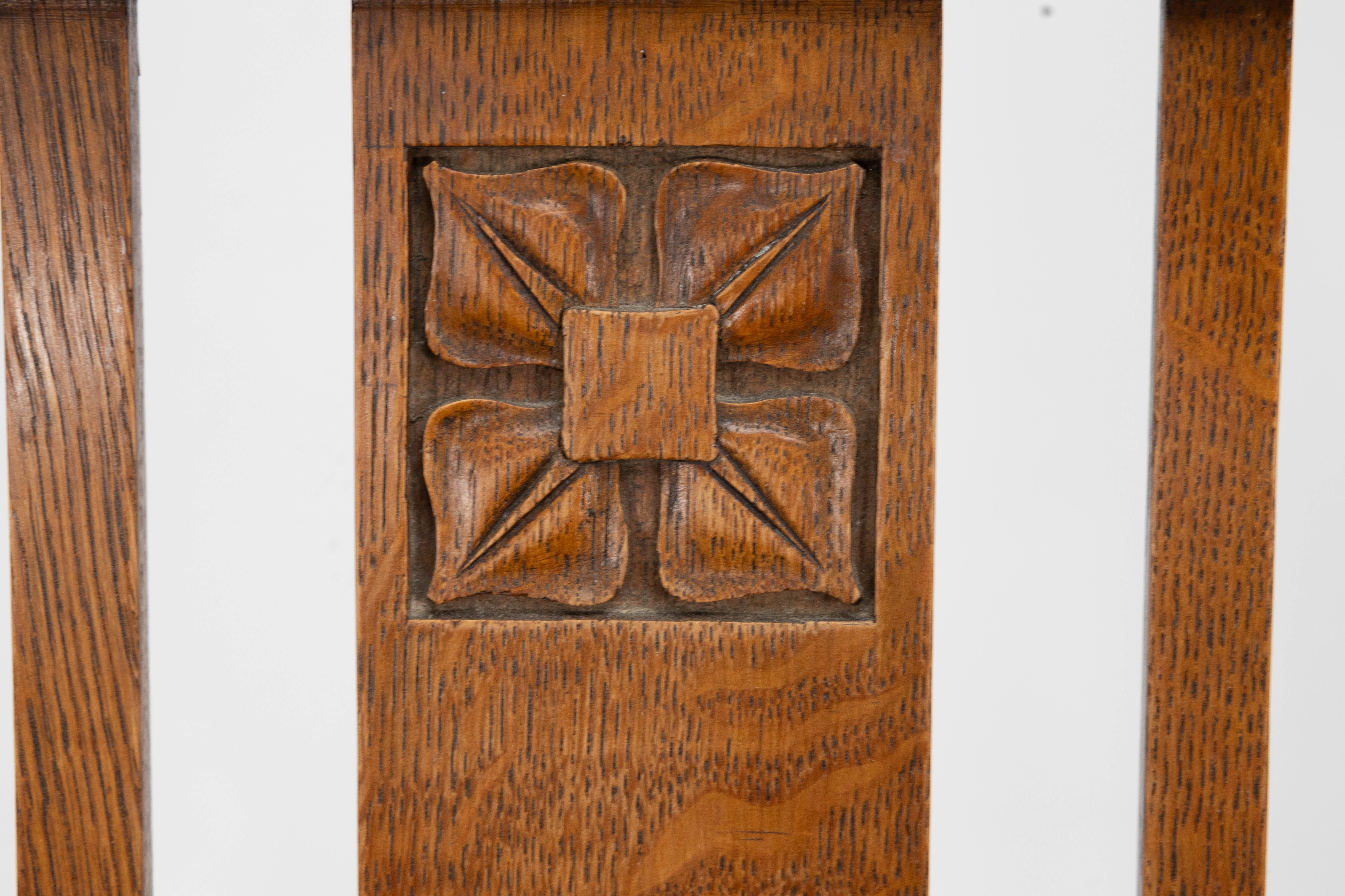 Liberty & Co Seis sillas de comedor Arts & Crafts de roble con talla floral estilizada 1