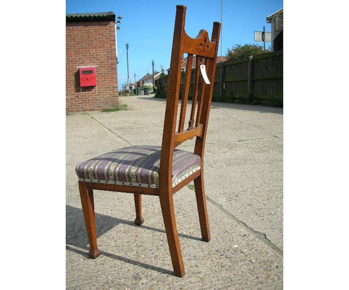 Liberty & Co. Sechs englische Arts and Crafts-Esszimmerstühle aus Eichenholz mit Herzausschnitten (Englisch) im Angebot