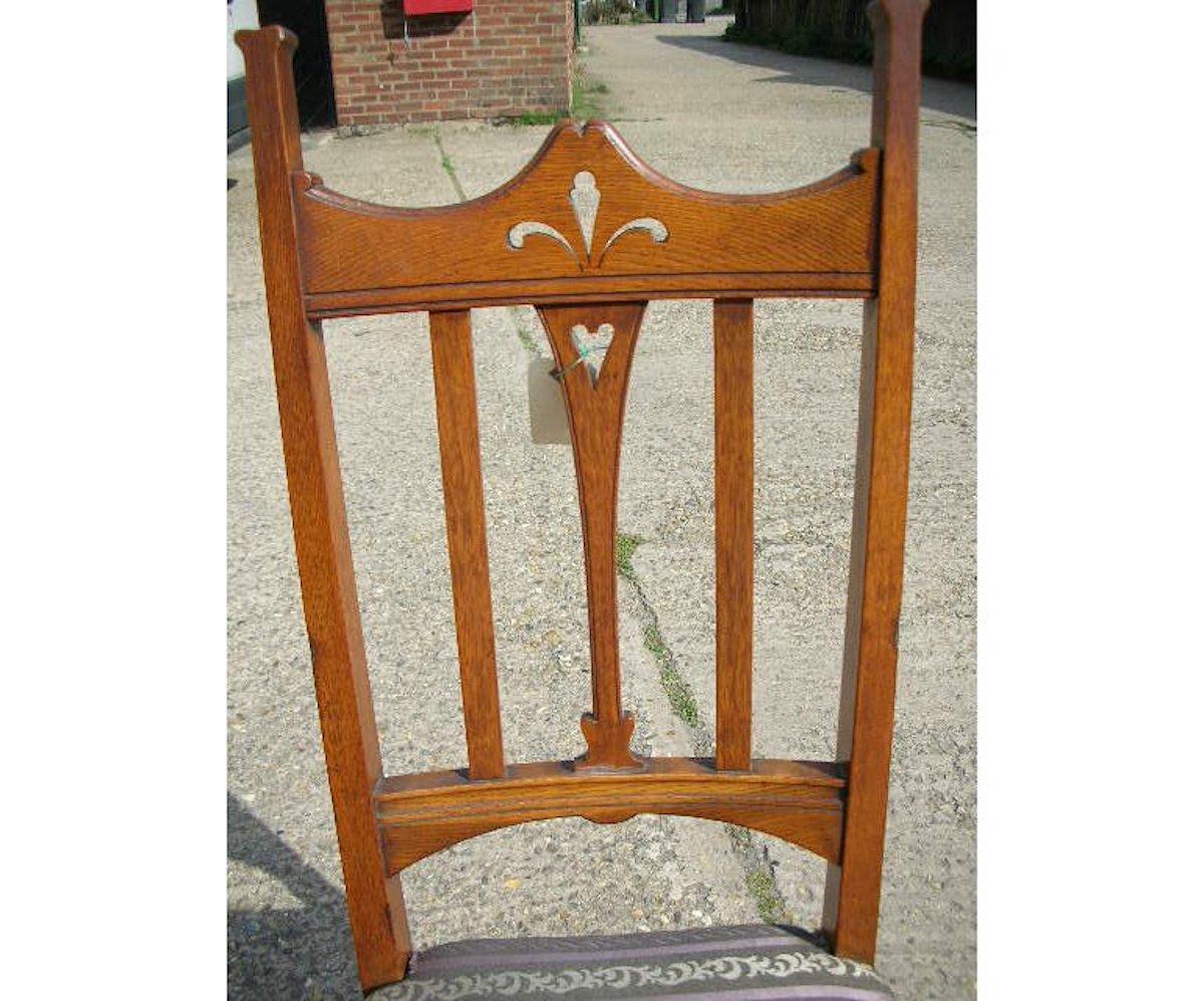 Liberty & Co. Sechs englische Arts and Crafts-Esszimmerstühle aus Eichenholz mit Herzausschnitten (Handgefertigt) im Angebot
