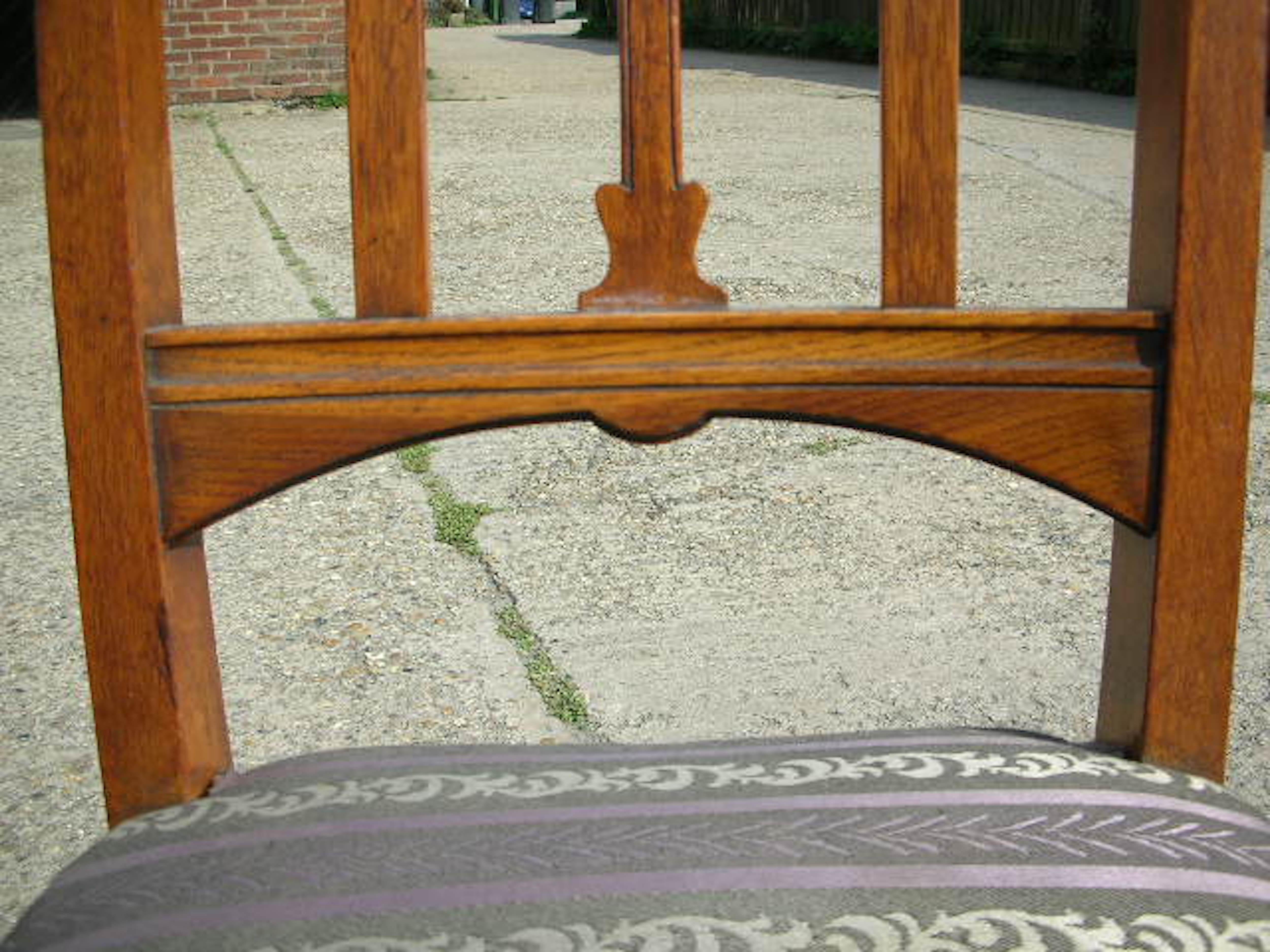 Liberty & Co. Six English Arts & Crafts Oak Dining Chairs with Heart Cut-Outs In Good Condition For Sale In London, GB