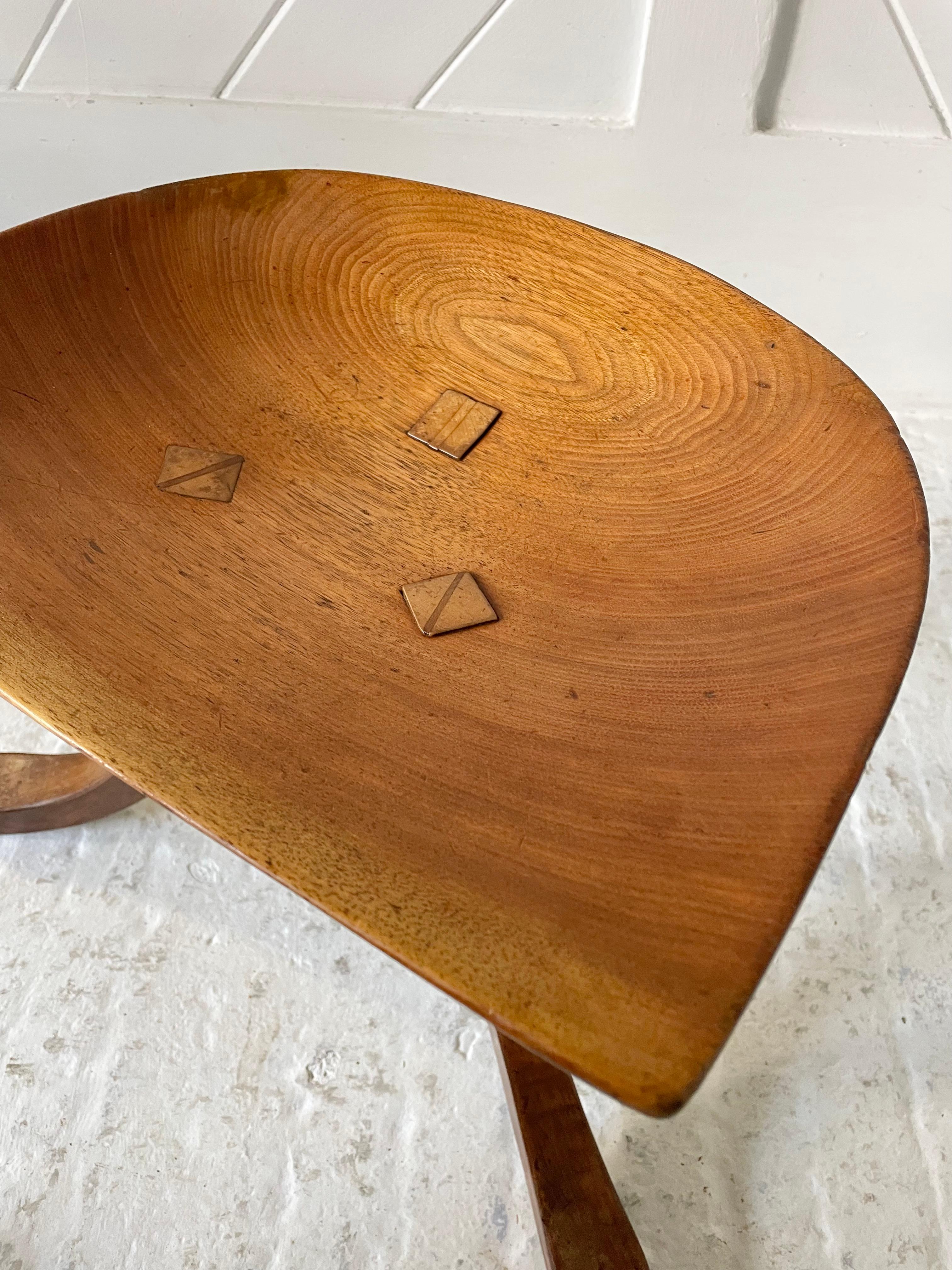 Liberty & Co Thebes Hocker.

Ikonischer Hocker aus Nussbaumholz von Liberty & Co aus dem Jahr 1884.

Ein einziges Stück englischer Nussbaum, das zur Form des Sitzes ausgehöhlt wurde, auf 3 Beinen aus Buche mit Zapfenverbindungen

Originales rotes