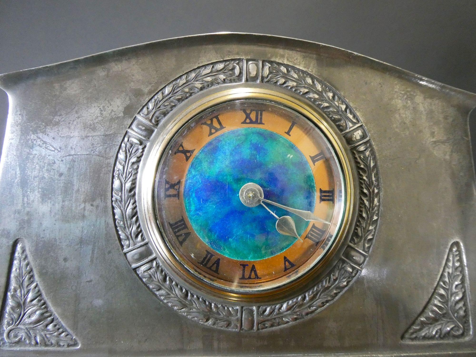 Arts and Crafts Liberty & Co Horloge de cheminée en étain Tudric en vente