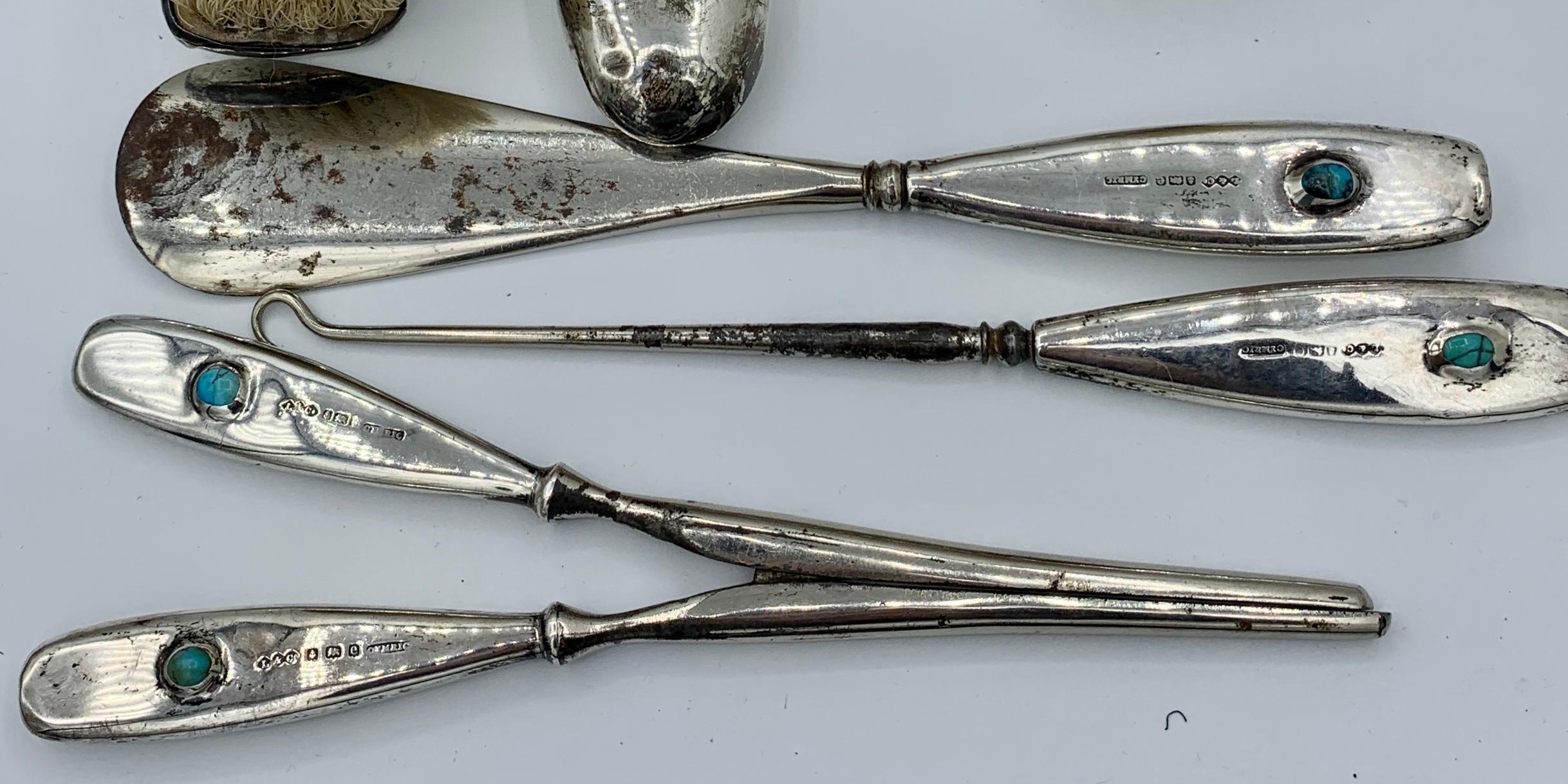 Liberty & Co Sechsteiliges Kommoden-Set aus Sterlingsilber mit türkisfarbenem Cymric-Muster, Liberty & Co 1903 im Angebot 2