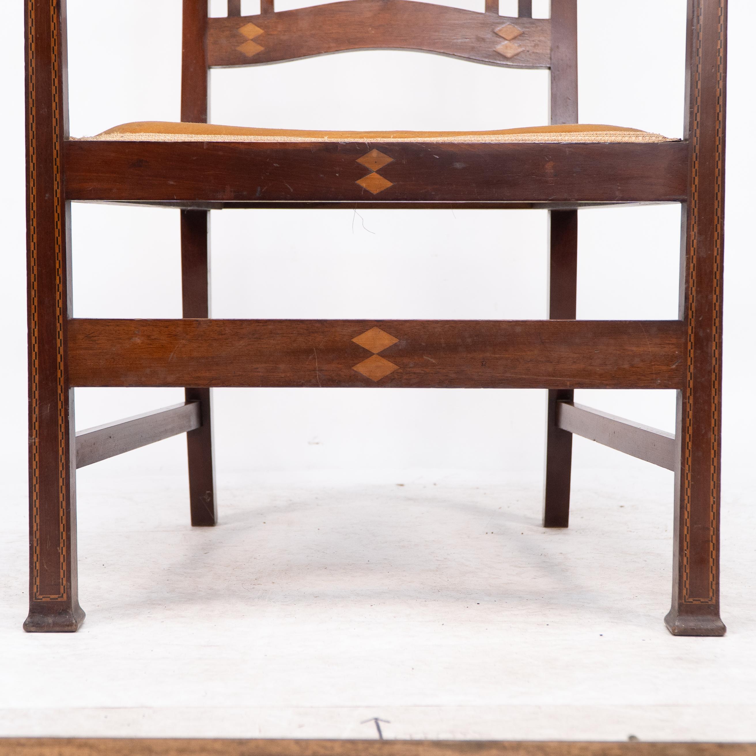 Liberty & Co. Deux fauteuils Arts & Crafts en acajou avec incrustations florales stylisées en vente 2