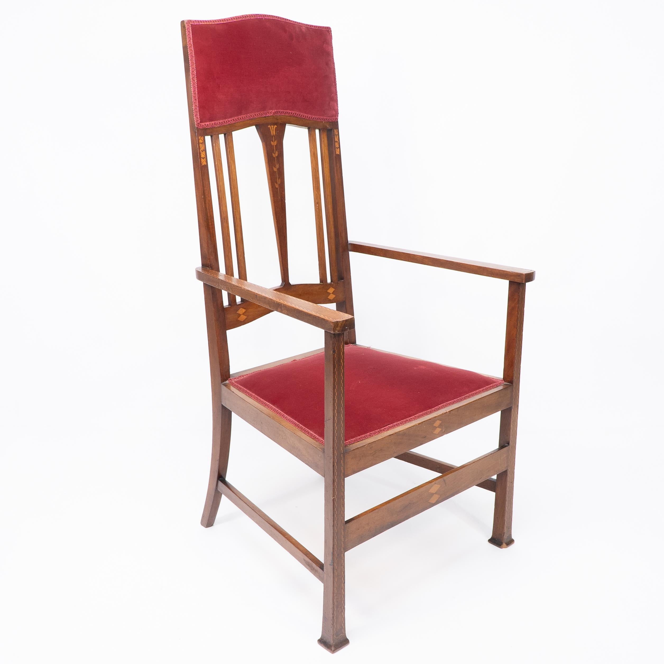 Liberty & Co. Deux fauteuils Arts & Crafts en acajou avec incrustations florales stylisées en vente 4