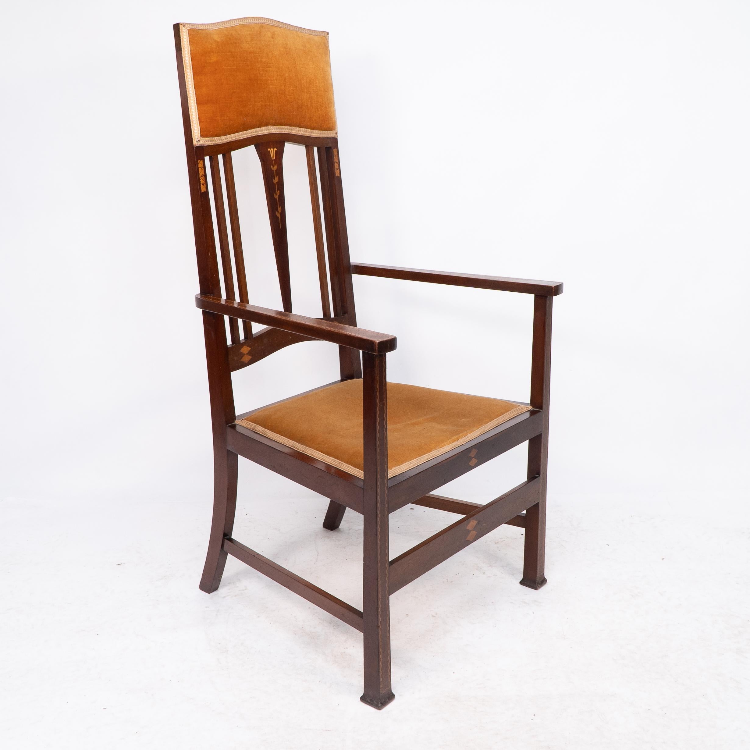 Attribution de Liberty & Co.

Paire de fauteuils Arts & Crafts en acajou avec incrustations florales stylisées.

Bien que je les aie achetés séparément, les deux fauteuils portent le numéro 1877 écrit à la main sur une étiquette ovale située sous le