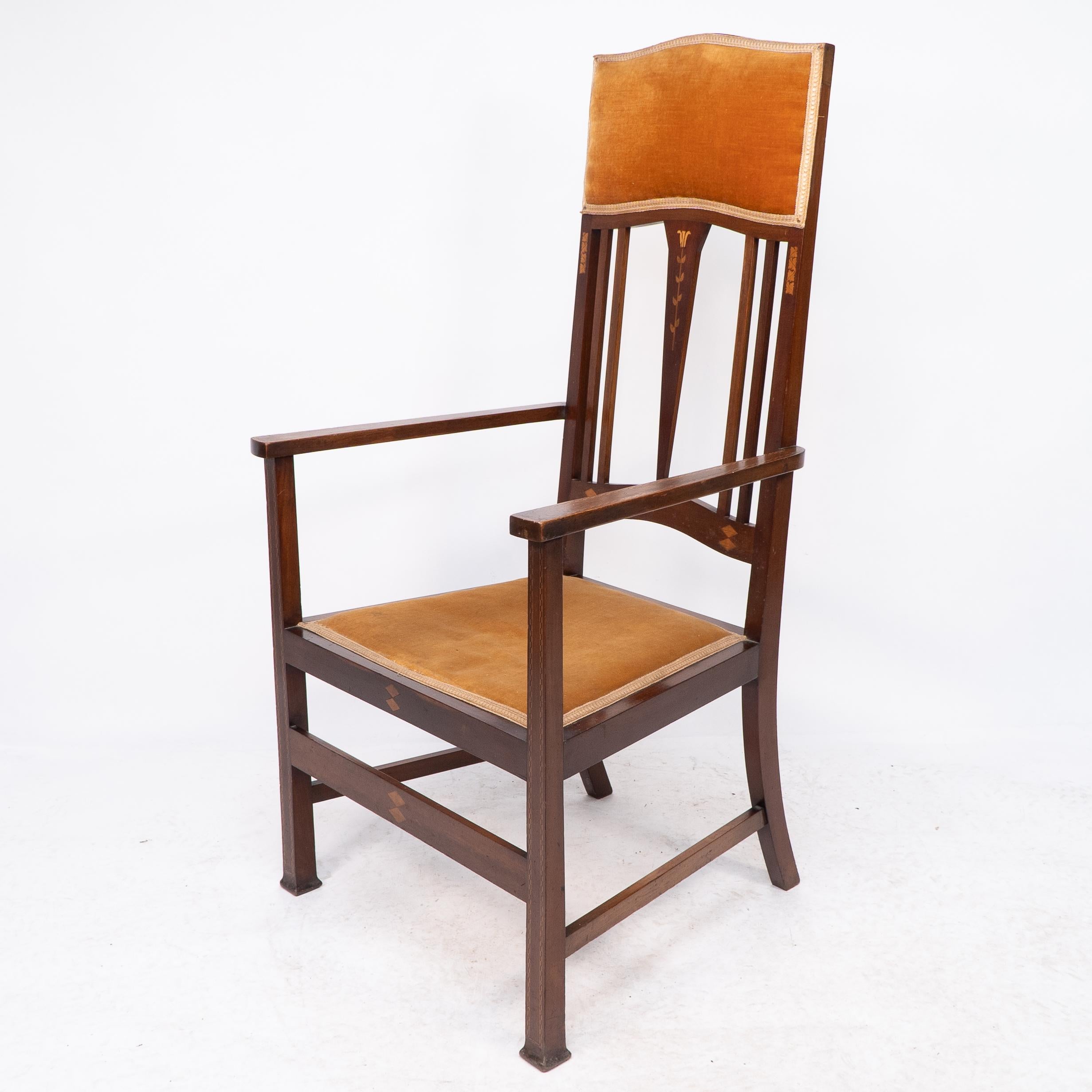 Anglais Liberty & Co. Deux fauteuils Arts & Crafts en acajou avec incrustations florales stylisées en vente