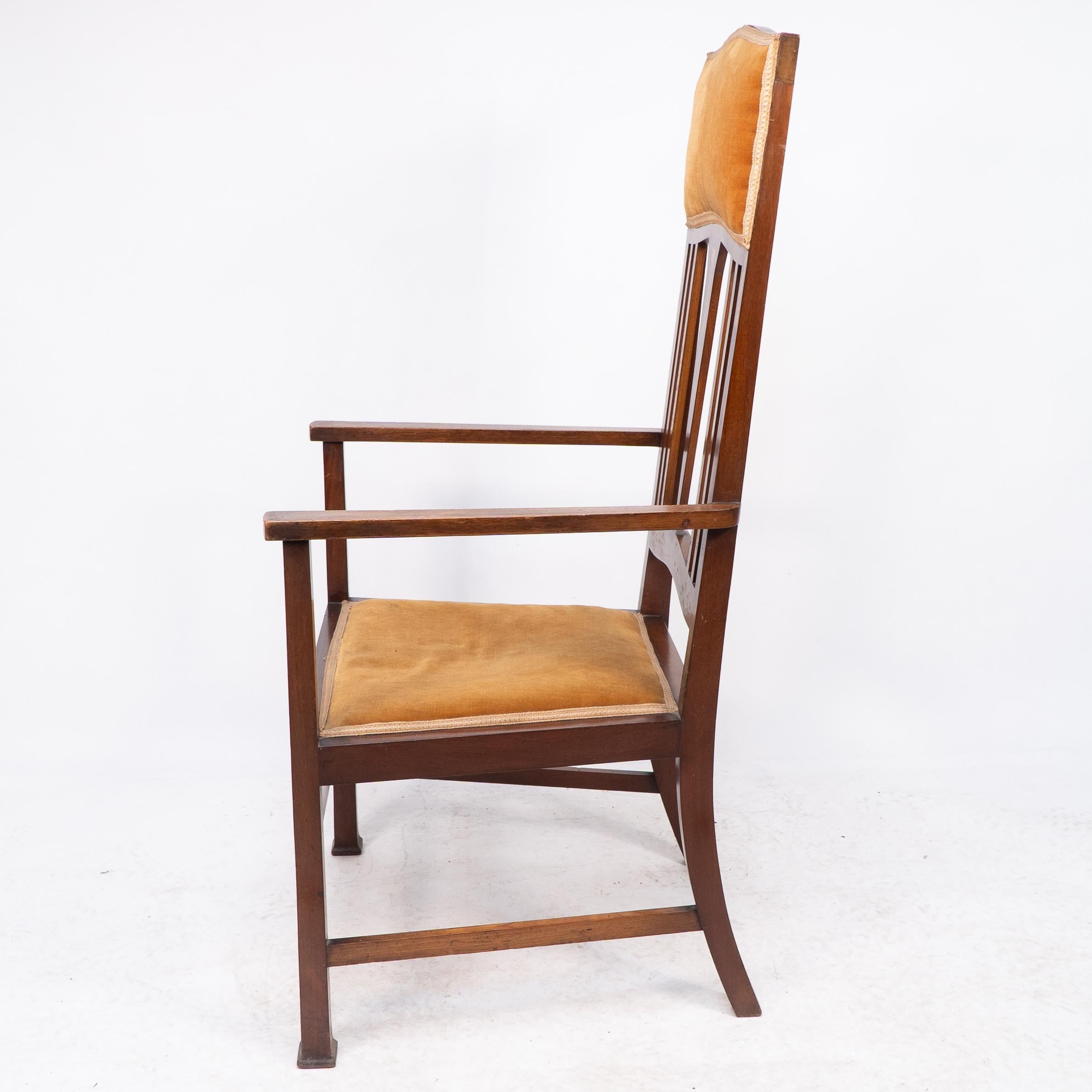 Fait main Liberty & Co. Deux fauteuils Arts & Crafts en acajou avec incrustations florales stylisées en vente