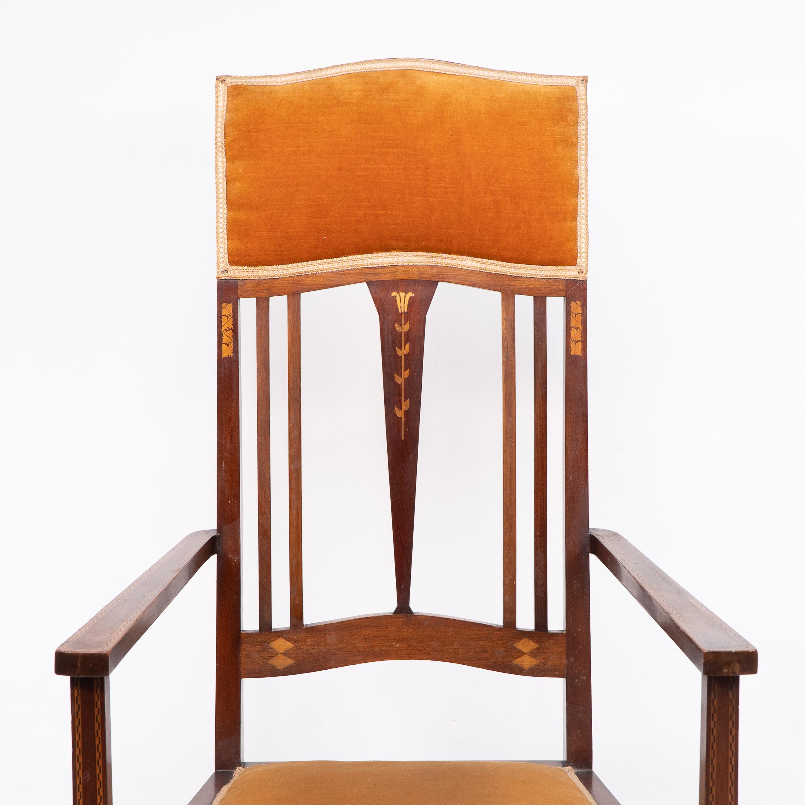 Début du 20ème siècle Liberty & Co. Deux fauteuils Arts & Crafts en acajou avec incrustations florales stylisées en vente