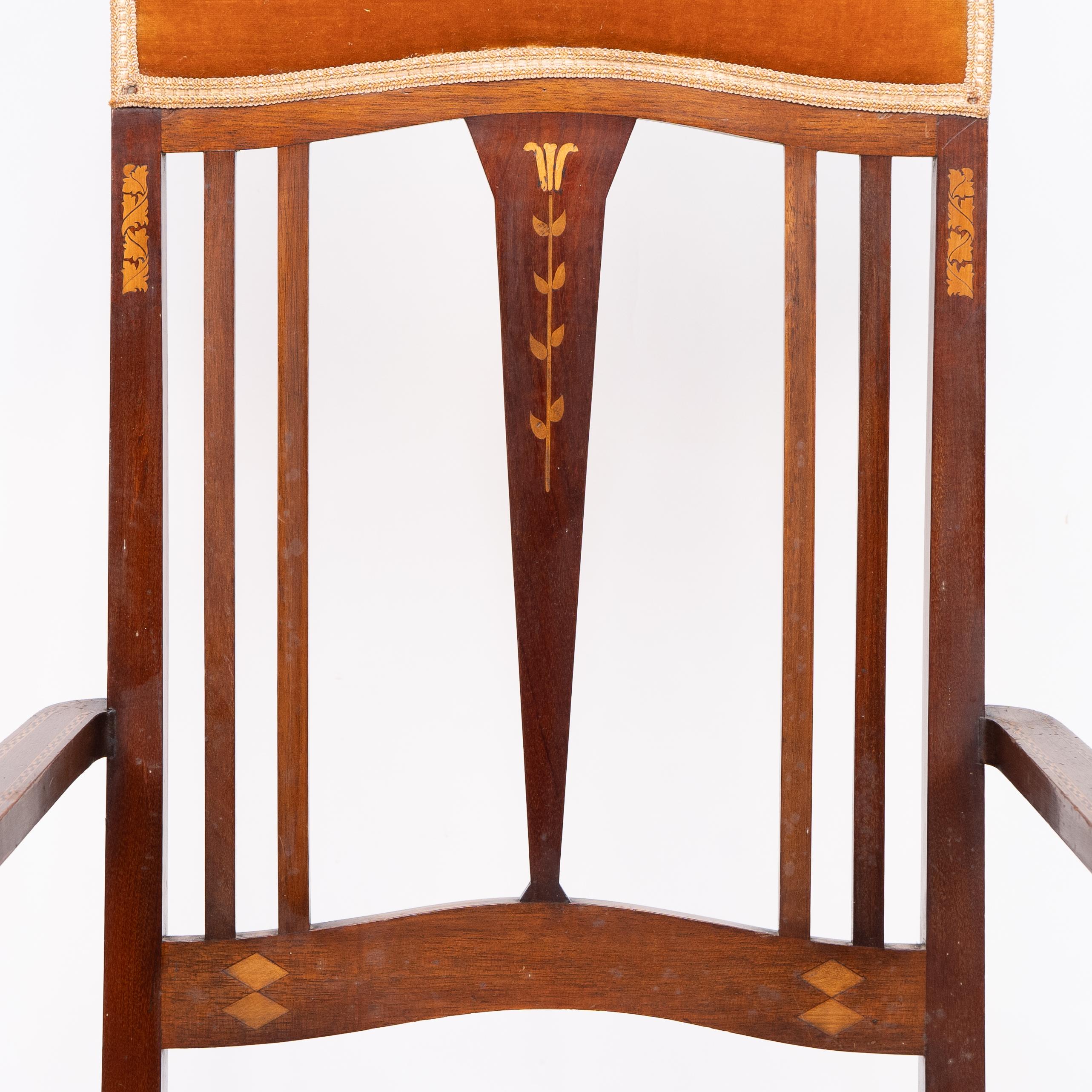 Acajou Liberty & Co. Deux fauteuils Arts & Crafts en acajou avec incrustations florales stylisées en vente