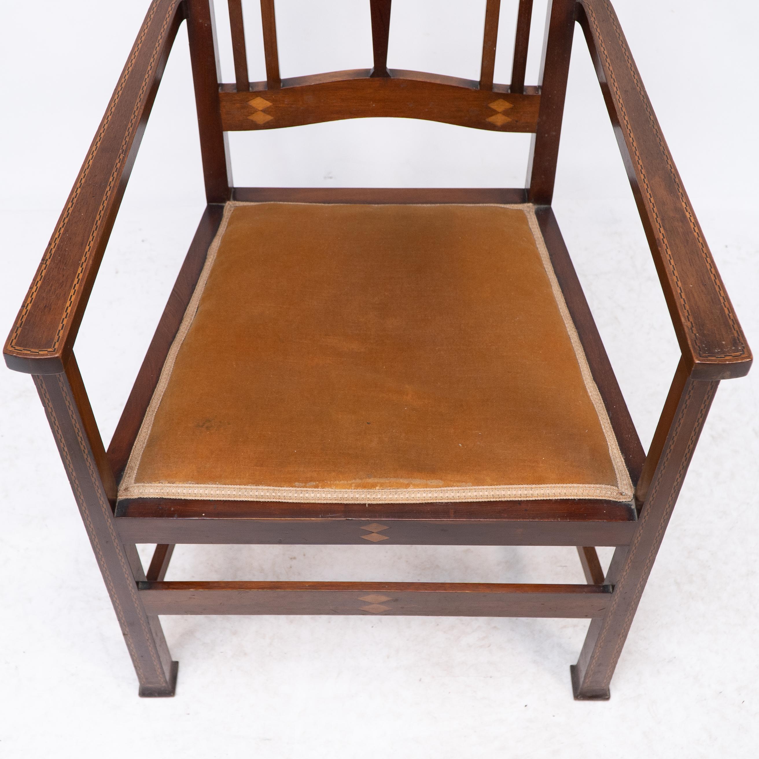 Liberty & Co. Deux fauteuils Arts & Crafts en acajou avec incrustations florales stylisées en vente 1