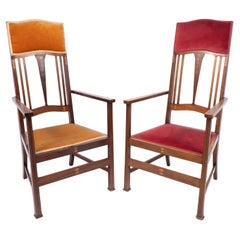 Liberty & Co. Deux fauteuils Arts & Crafts en acajou avec incrustations florales stylisées