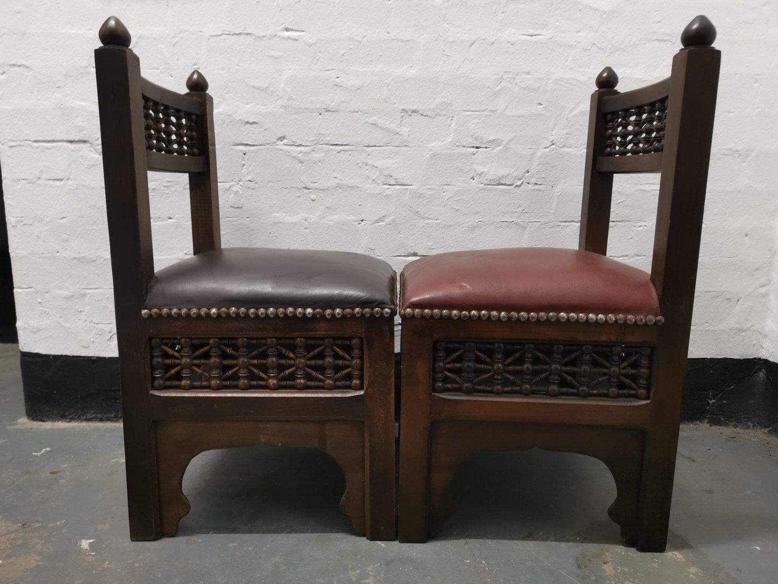 Liberty & Co. Beistellstuhl oder Kinderstuhl im maurischen Stil mit umgedrehten Mashrabiya-Details (Walnuss) im Angebot