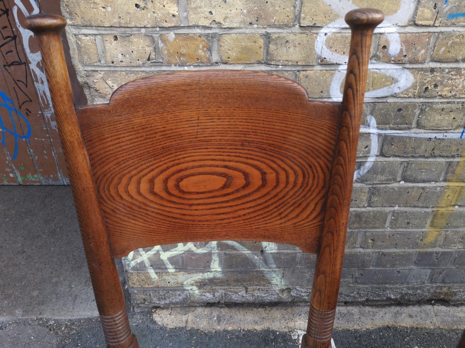 Anglais Fauteuil Arts & Crafts et deux chaises latérales différenciées Liberty & Co, William Birch en vente