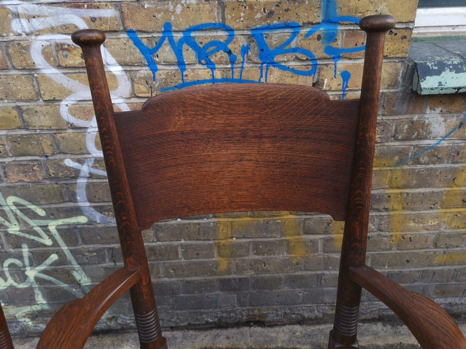Fait main Fauteuil Arts & Crafts et deux chaises latérales différenciées Liberty & Co, William Birch en vente