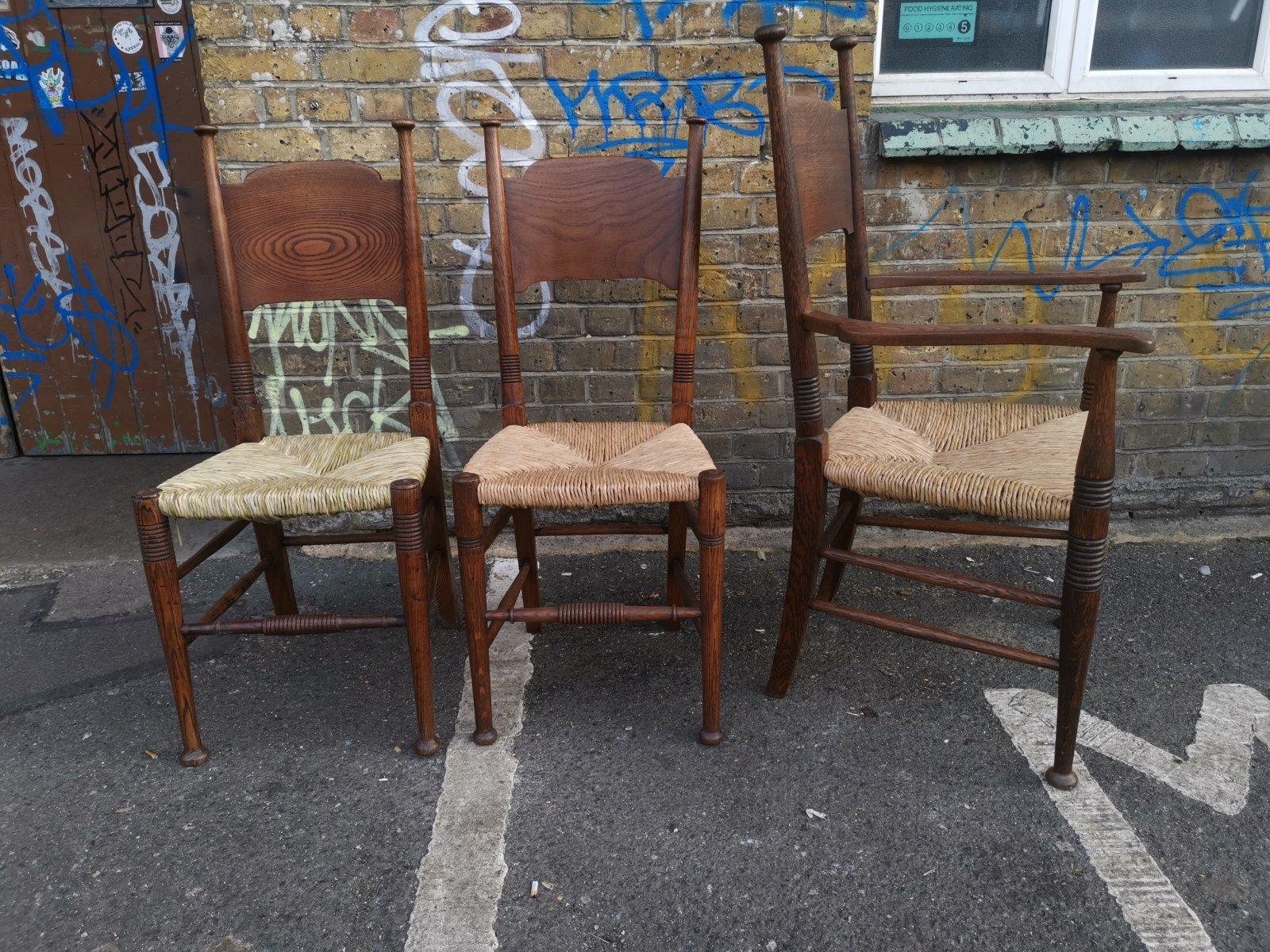 20ième siècle Fauteuil Arts & Crafts et deux chaises latérales différenciées Liberty & Co, William Birch en vente