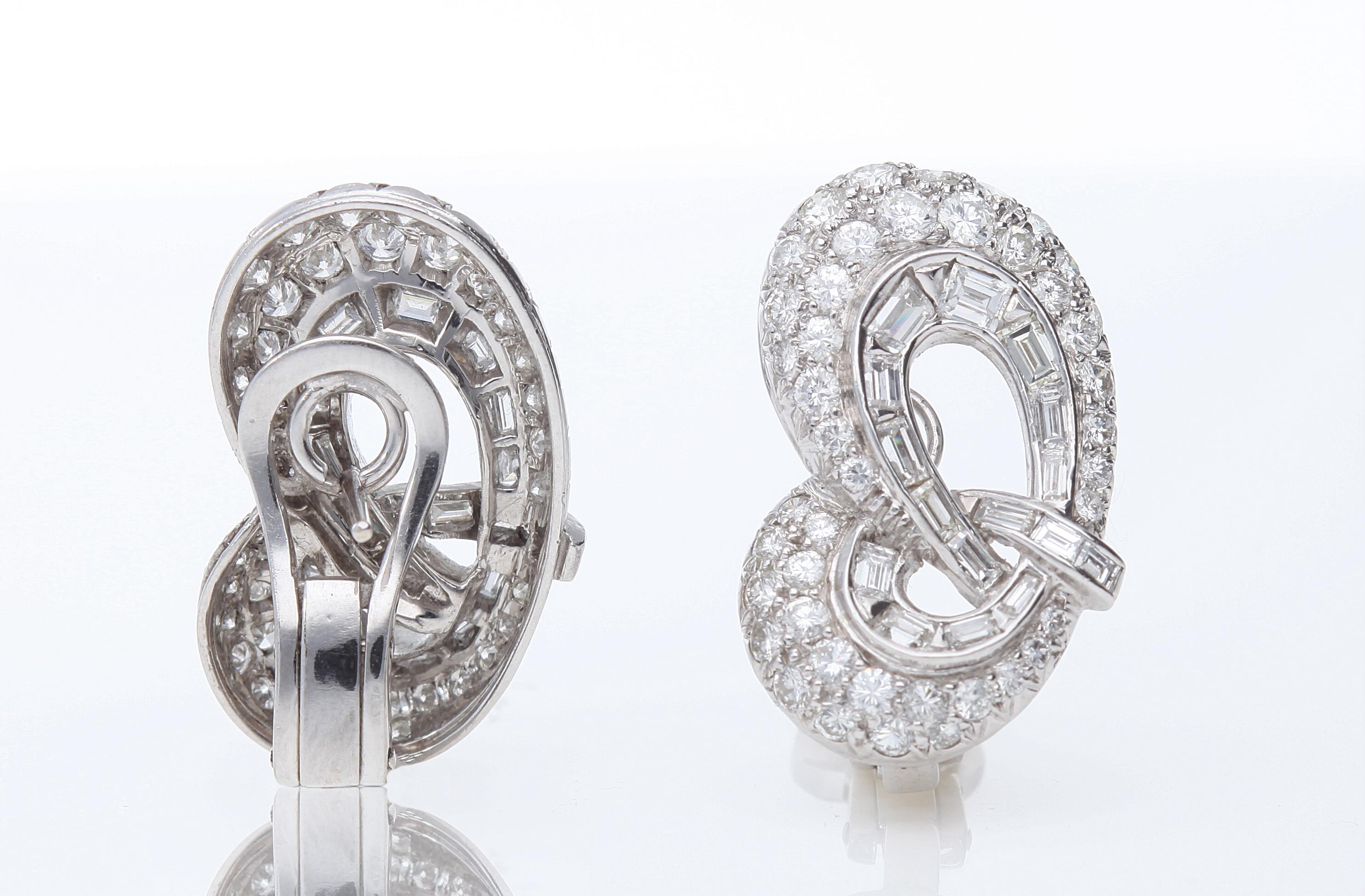 Liberty period earrings with approx. 6.00 ct of Brilliant and baguette-cut diamonds.
Liberty Diamond Earrings (1920)
Earrings with clips and pin.
Diamond weight: about Carat 6.00
Cut Diamond round and baguette.
Earrings with a small modification (at