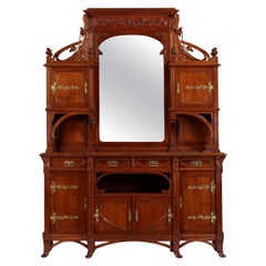 Armoire d'appoint italienne Liberty sculptée et montée sur métal doré