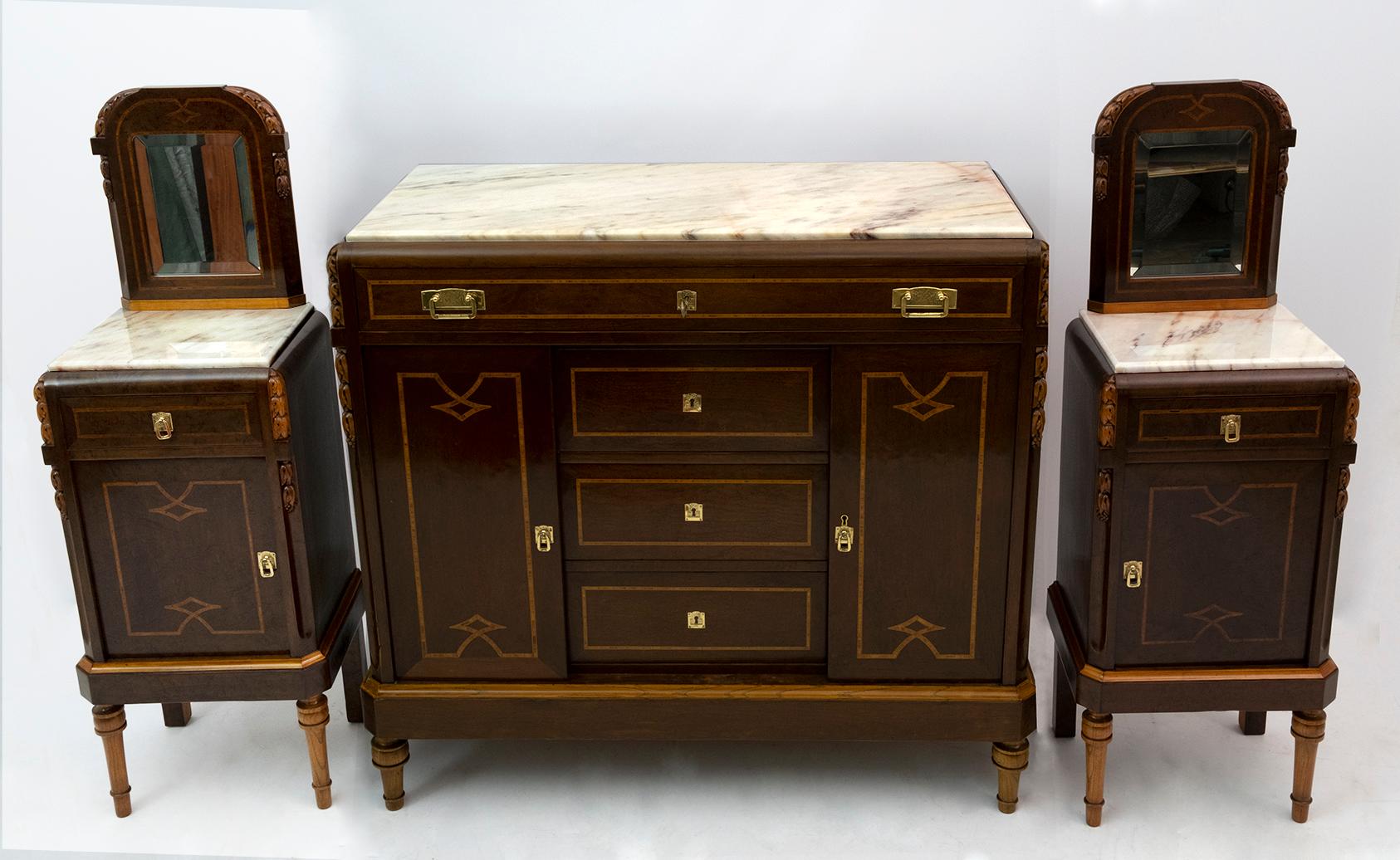 Beautiful bedroom set, consisting of a pair of bedside tables and chest of drawers in thuja briar, maple inlays and Portuguese pink marble top, Italian production of the 1920s. The set has been restored and polished with shellac.

The bedside tables