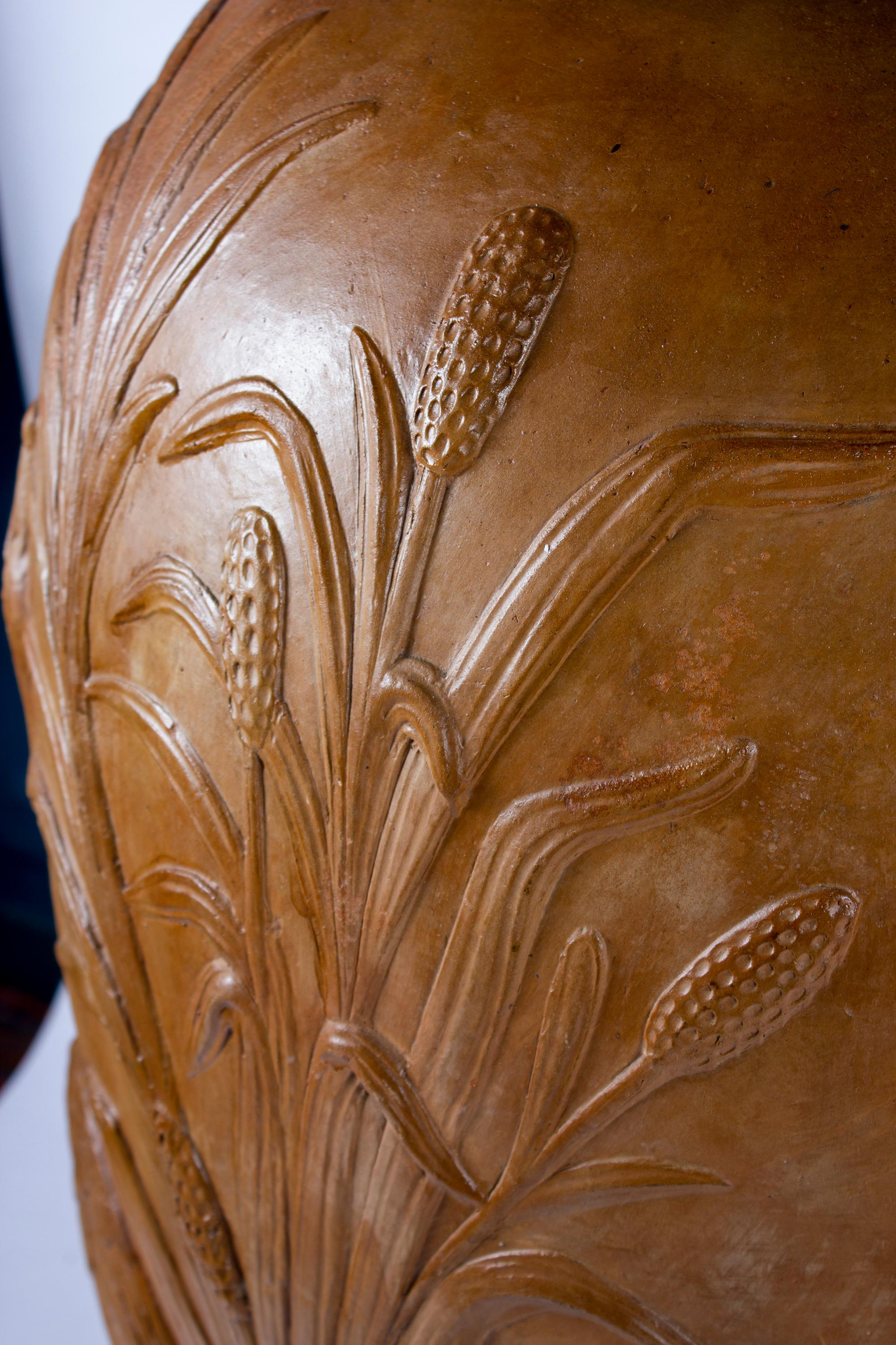 Paire de vases monumentaux en terre cuite représentant la Liberté, 1920 en vente 3