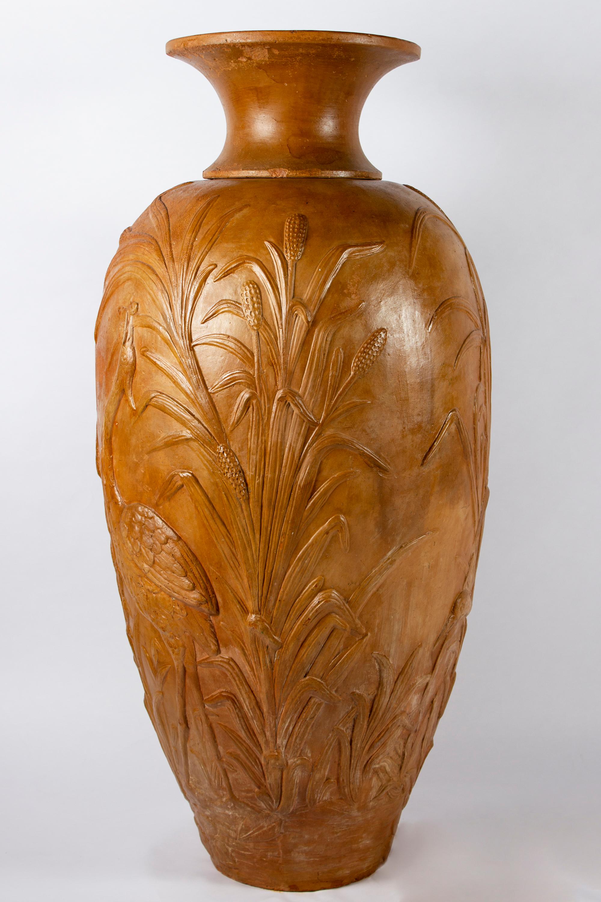 Paire de grands vases en terre cuite liberty finement décorés d'oiseaux et de plantes de bambou
Une décoration intemporelle pour votre intérieur ou votre jardin.