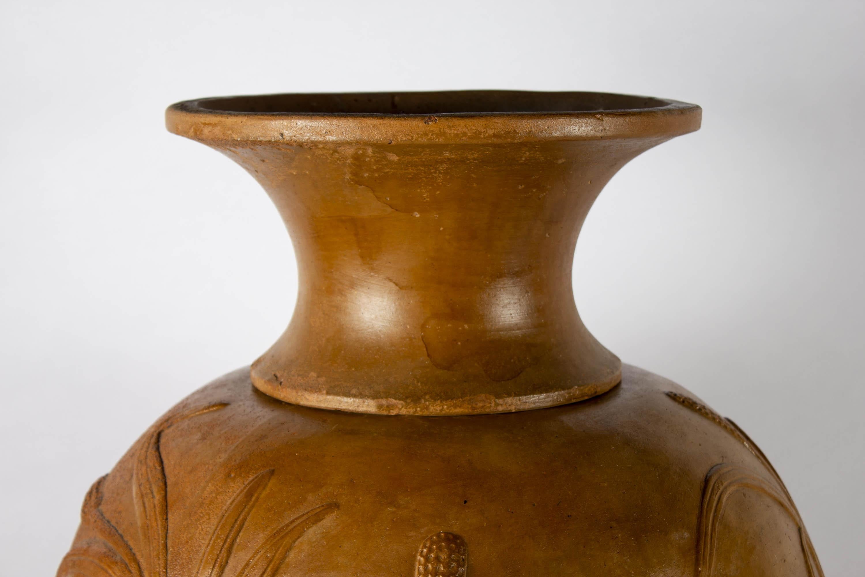 20ième siècle Paire de vases monumentaux en terre cuite représentant la Liberté, 1920 en vente