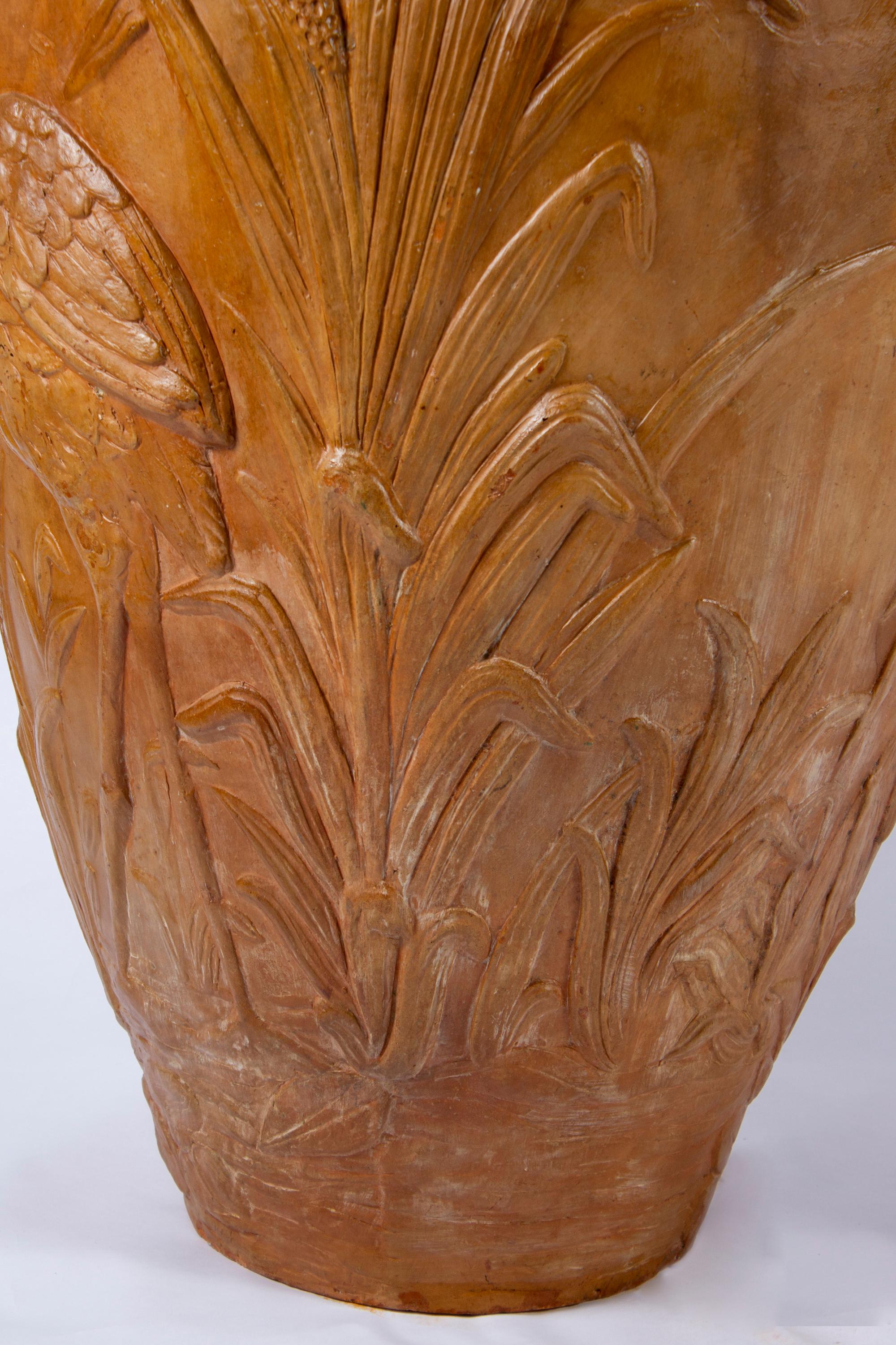 Paire de vases monumentaux en terre cuite représentant la Liberté, 1920 en vente 1